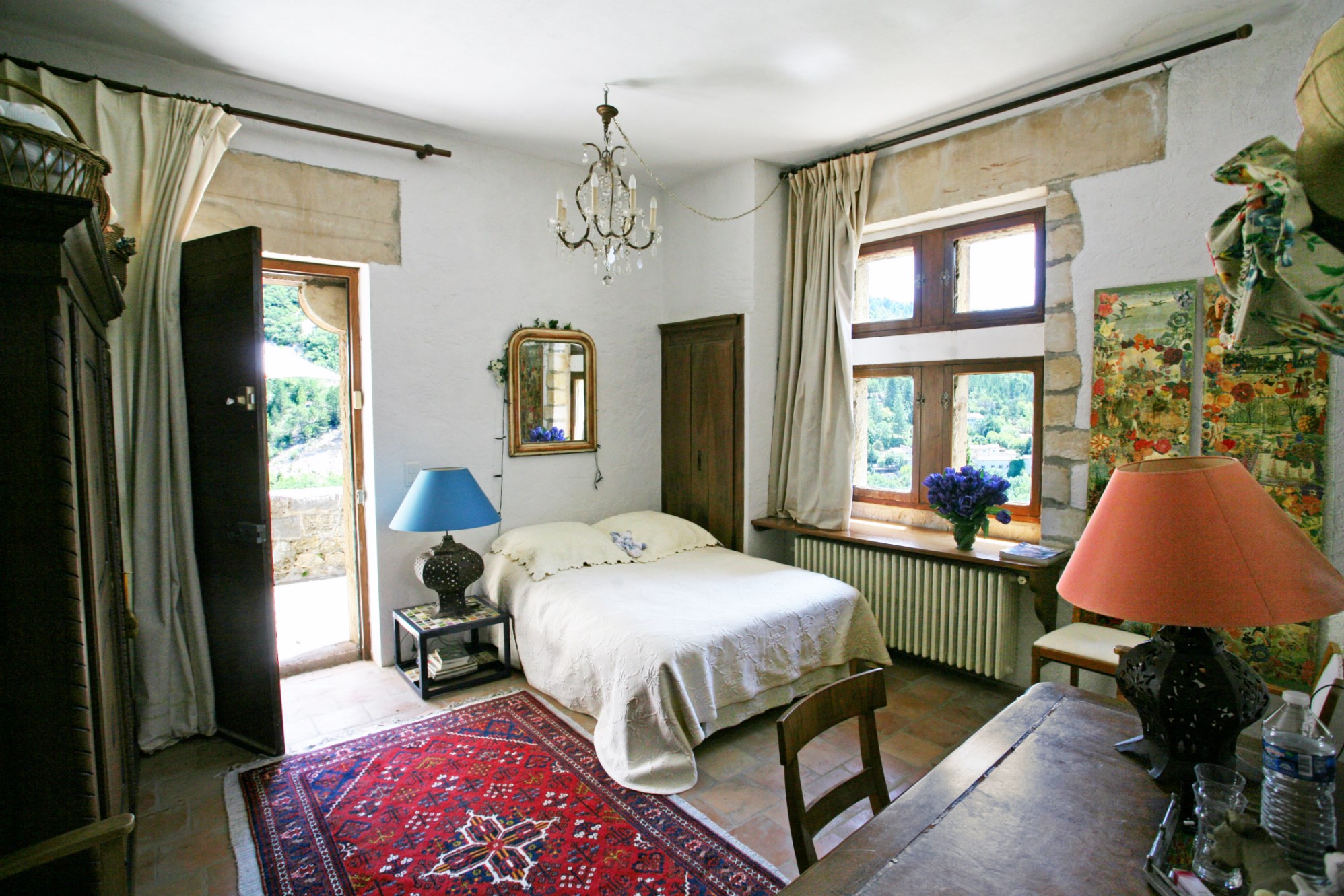 Château du XIème siècle en vente au coeur de la provence avec vue exceptionnelle, jardin et piscine   