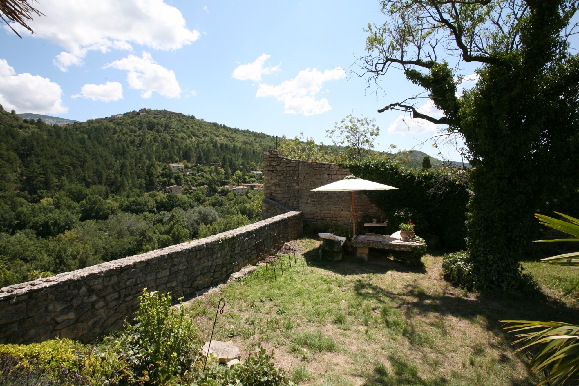 Château du XIème siècle en vente au coeur de la provence avec vue exceptionnelle, jardin et piscine   