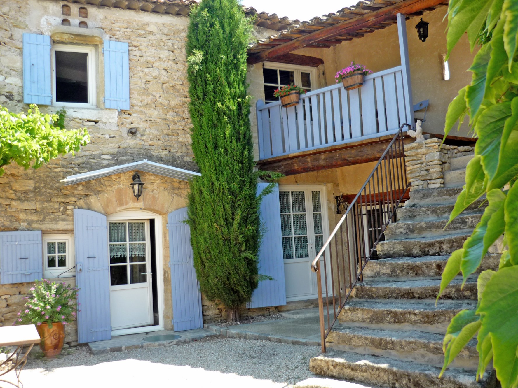 Luberon, à vendre,  partie de mas provençal rénové, sur 1 hectare, avec piscine   