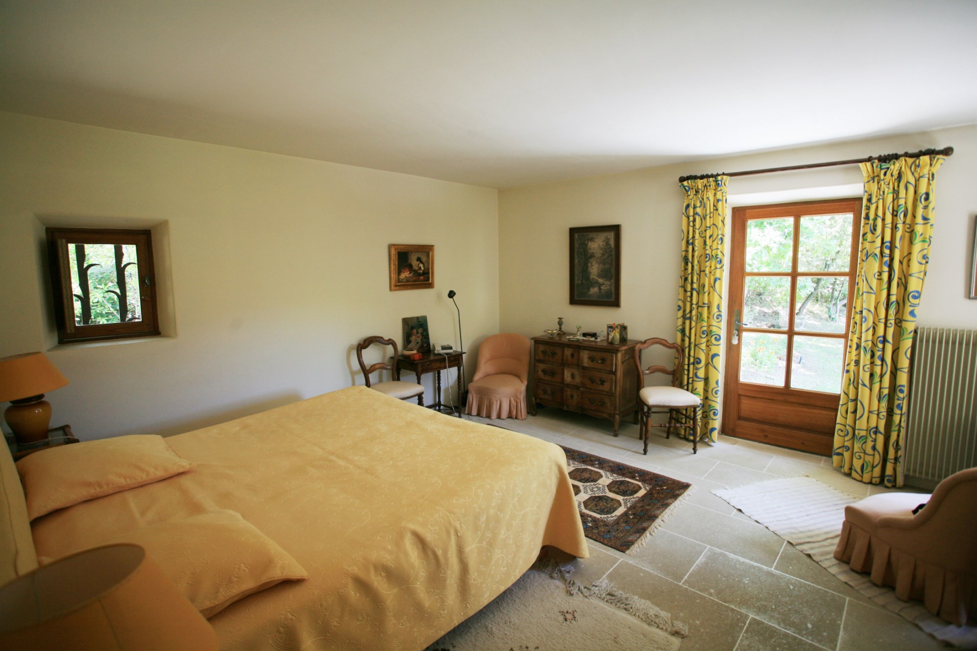 Ménerbes,  à vendre, vaste maison en pierres avec piscine, dépendances et vue 