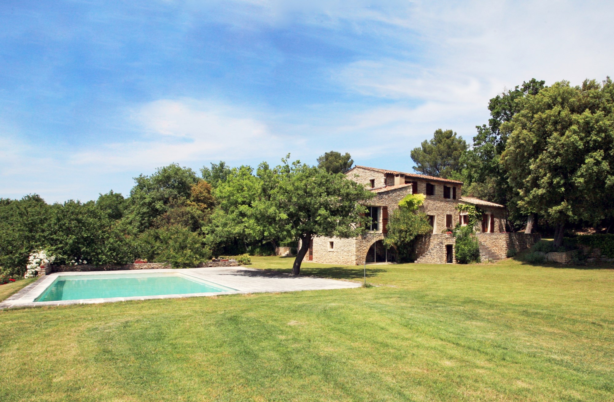 Maison en pierre avec piscine en Luberon
