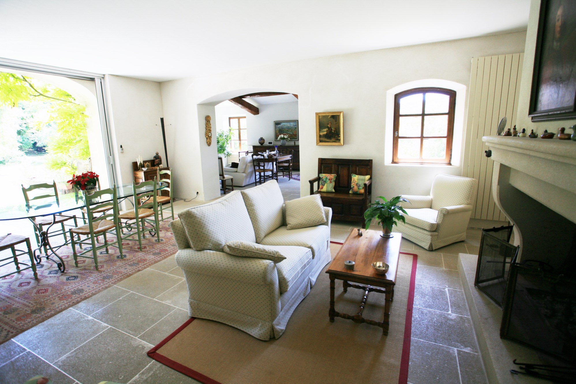 Ménerbes,  à vendre, vaste maison en pierres avec piscine, dépendances et vue 