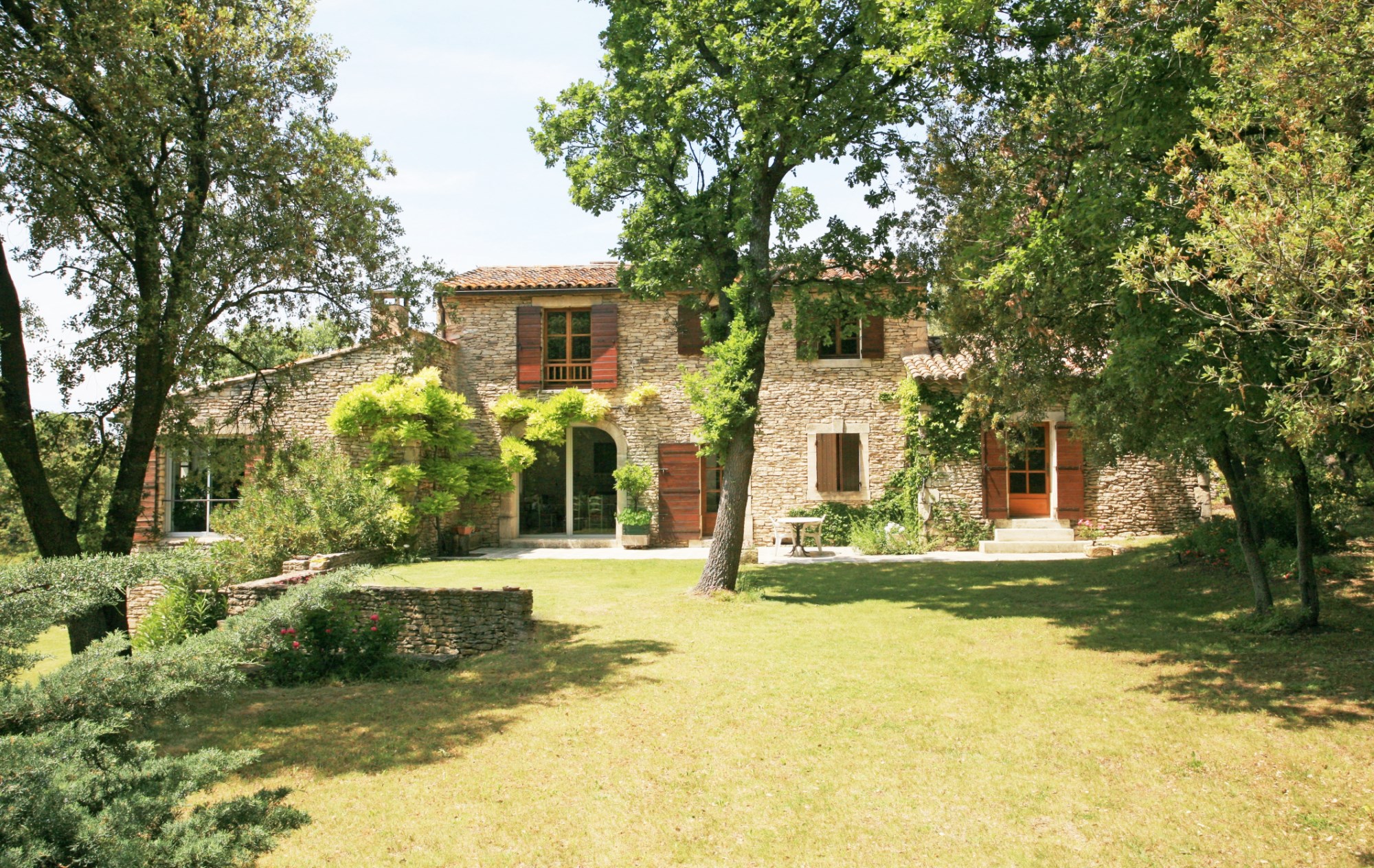 Ménerbes,  à vendre, vaste maison en pierres avec piscine, dépendances et vue 