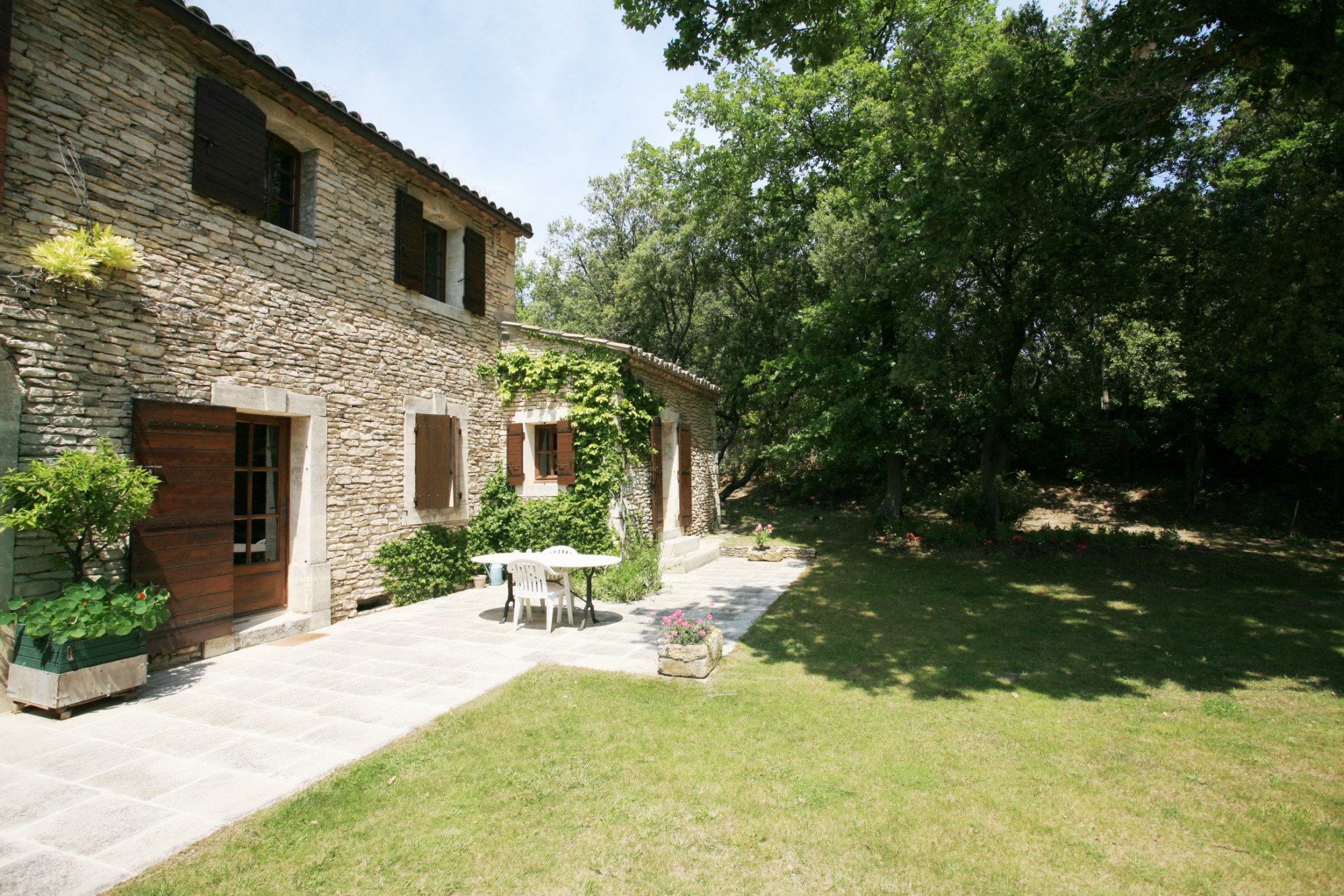 Ménerbes,  à vendre, vaste maison en pierres avec piscine, dépendances et vue 