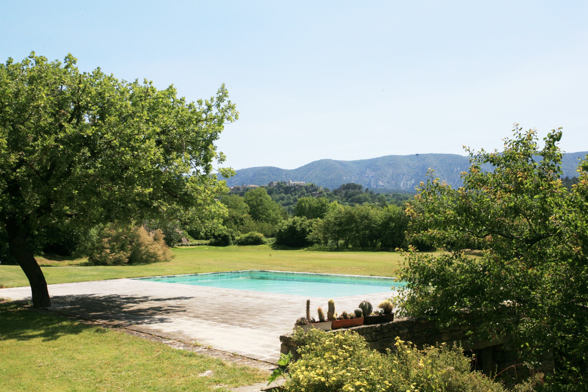 Maison en pierre avec piscine et vue en Luberon