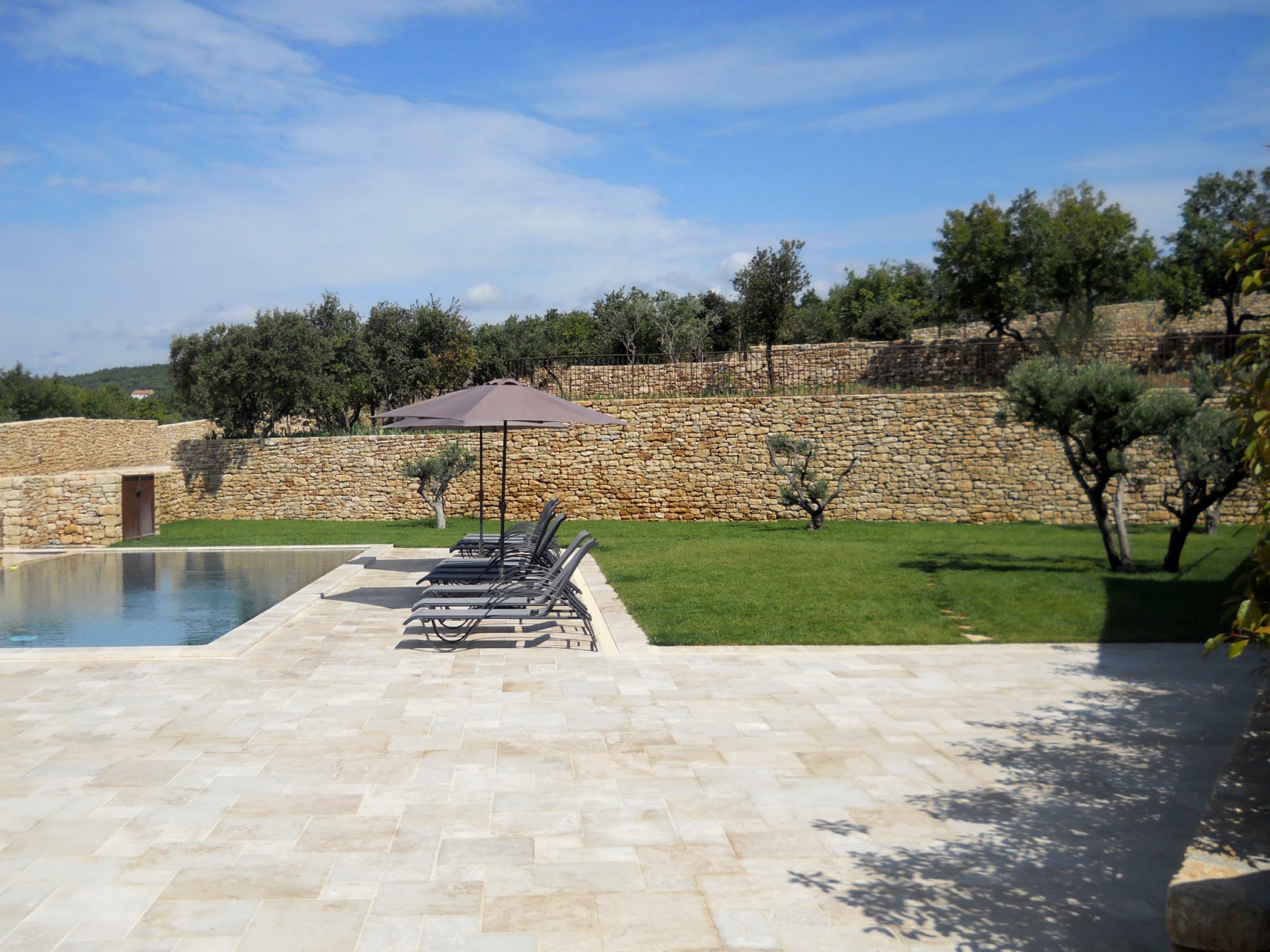 Maison en pierres apparentes avec piscine en Provence