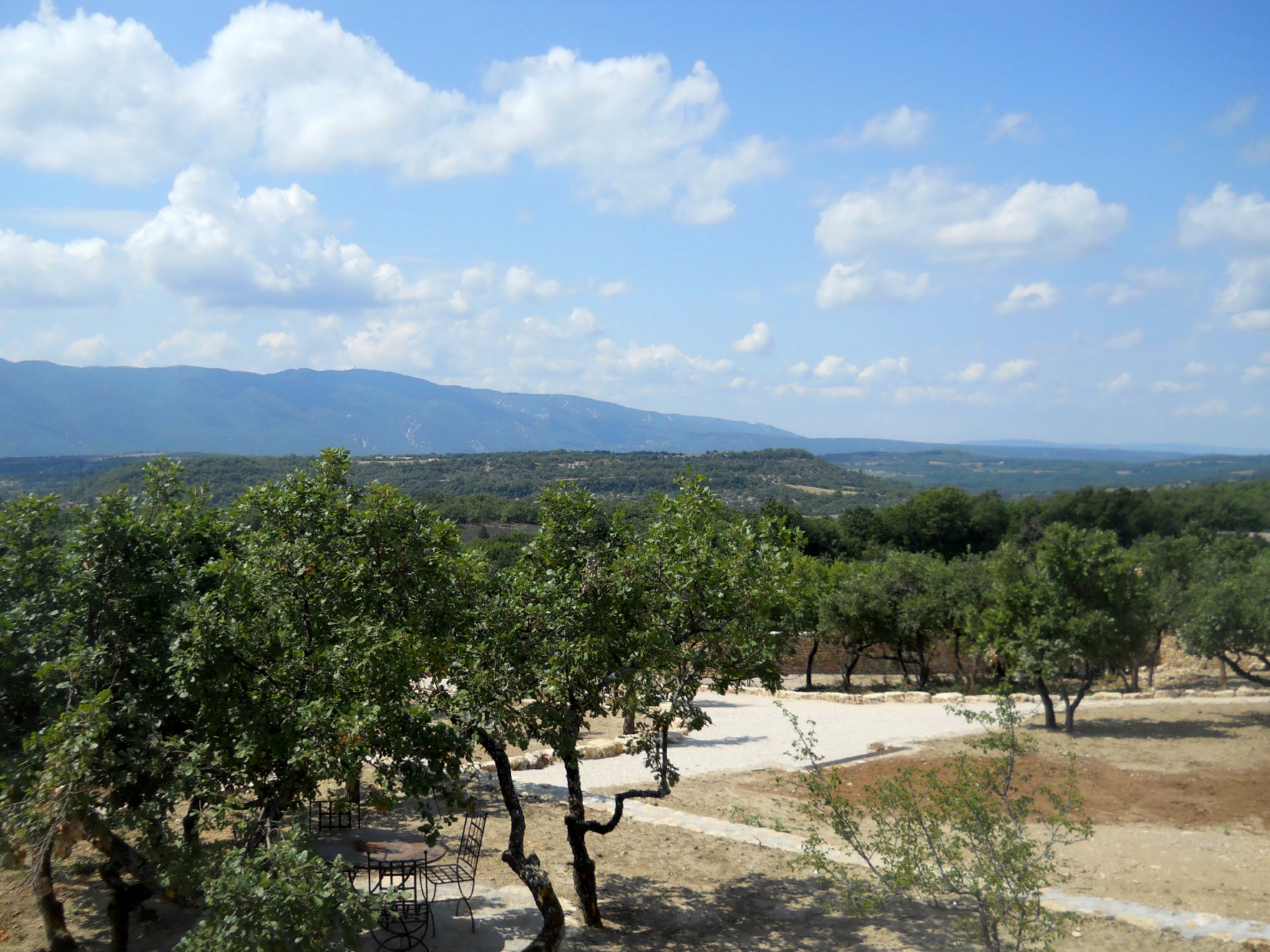 Maison en pierres apparentes avec vue en Provence