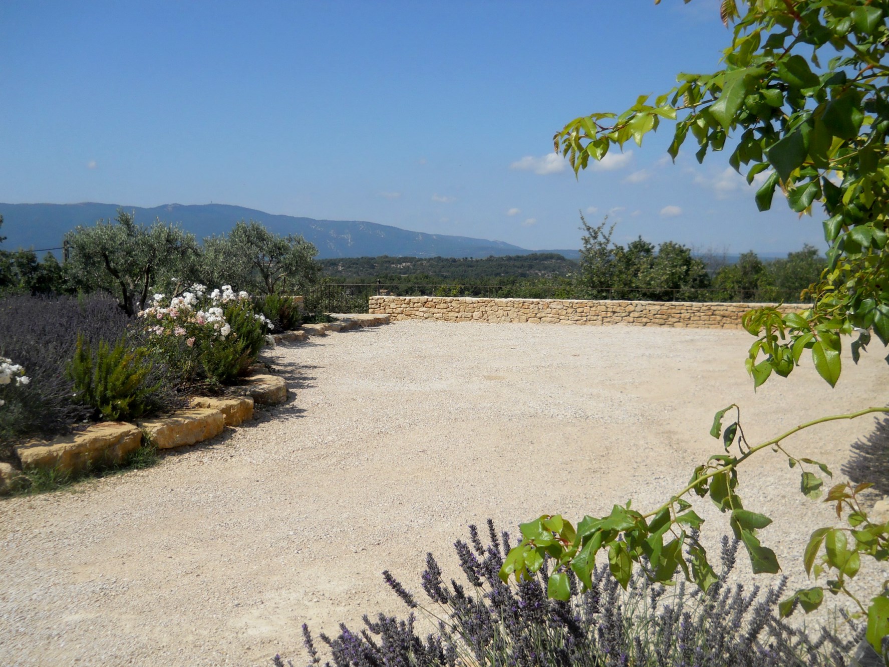 En Luberon, à vendre, belle maison récente en pierres avec vue  