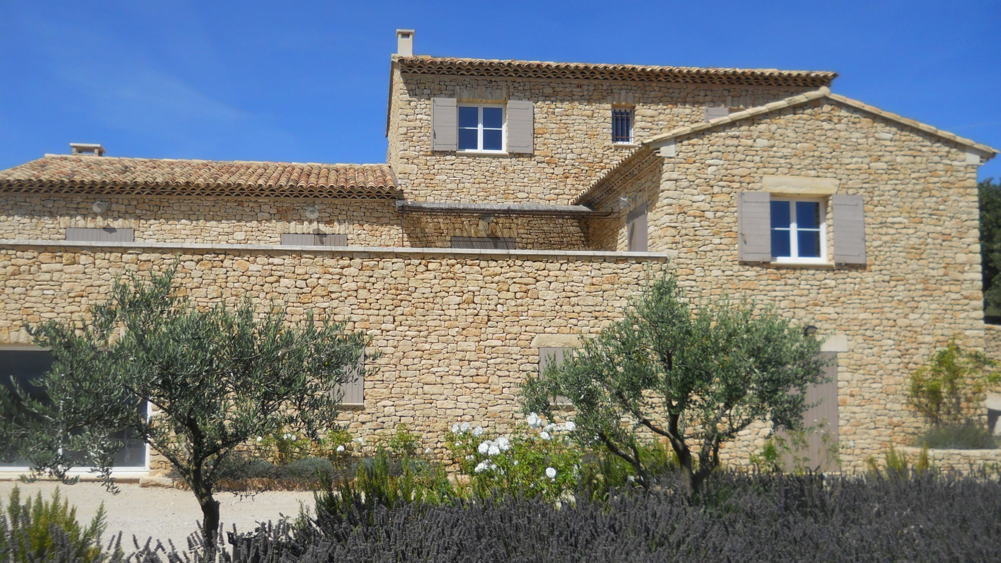 En Luberon, à vendre, belle maison récente en pierres avec vue  