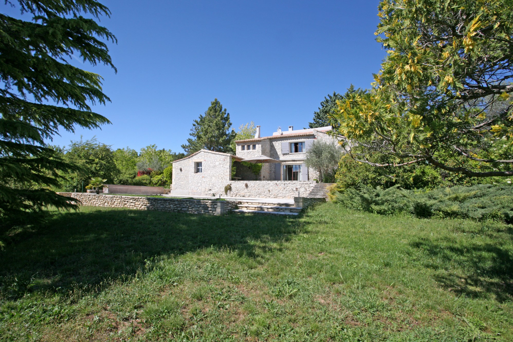mas ancien rénové avec piscine, studio et très belle vue sur le Luberon                                                                                                                   