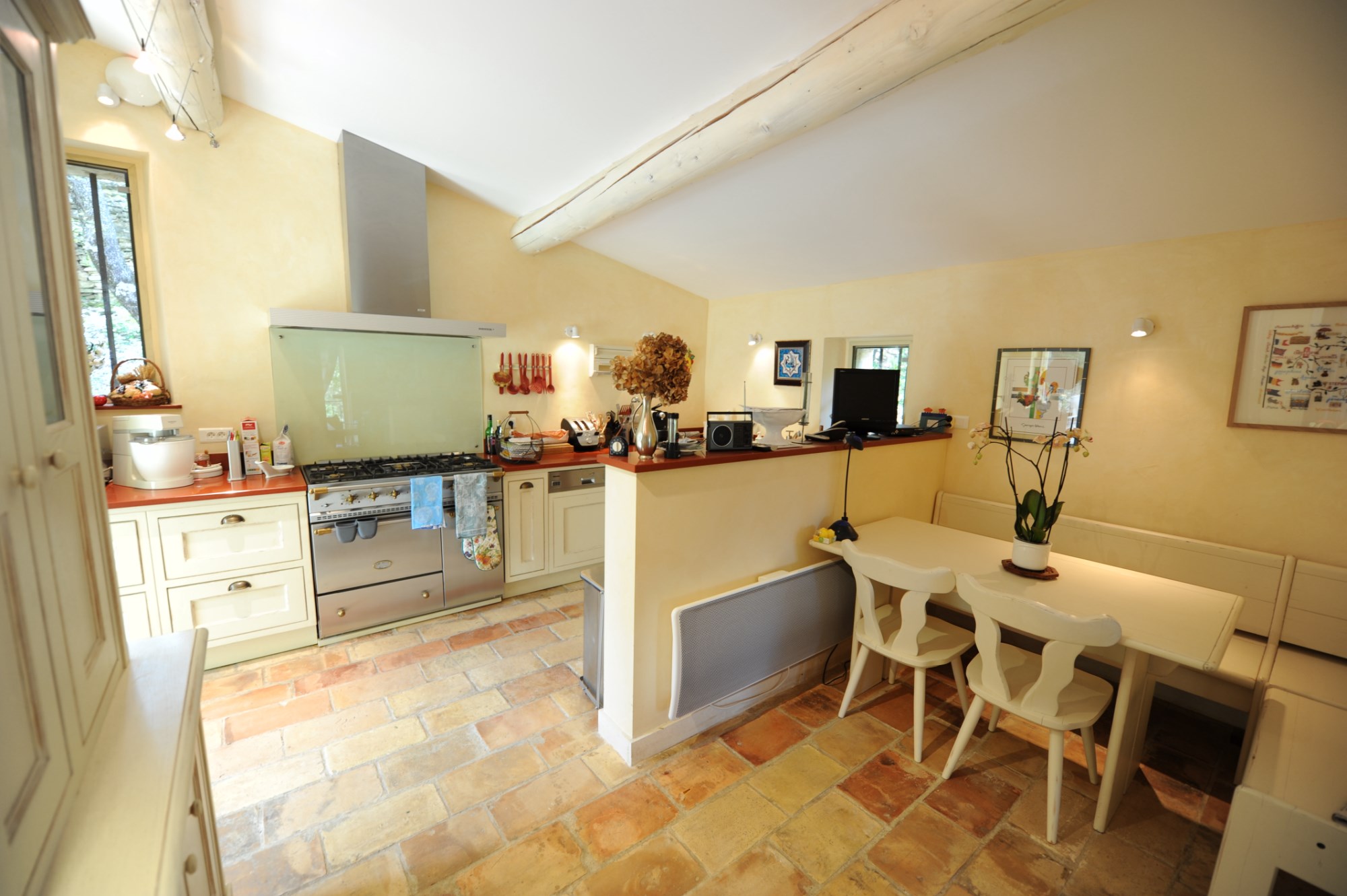 A vendre,  près de Gordes, propriété avec terrasse, piscine et pool house  