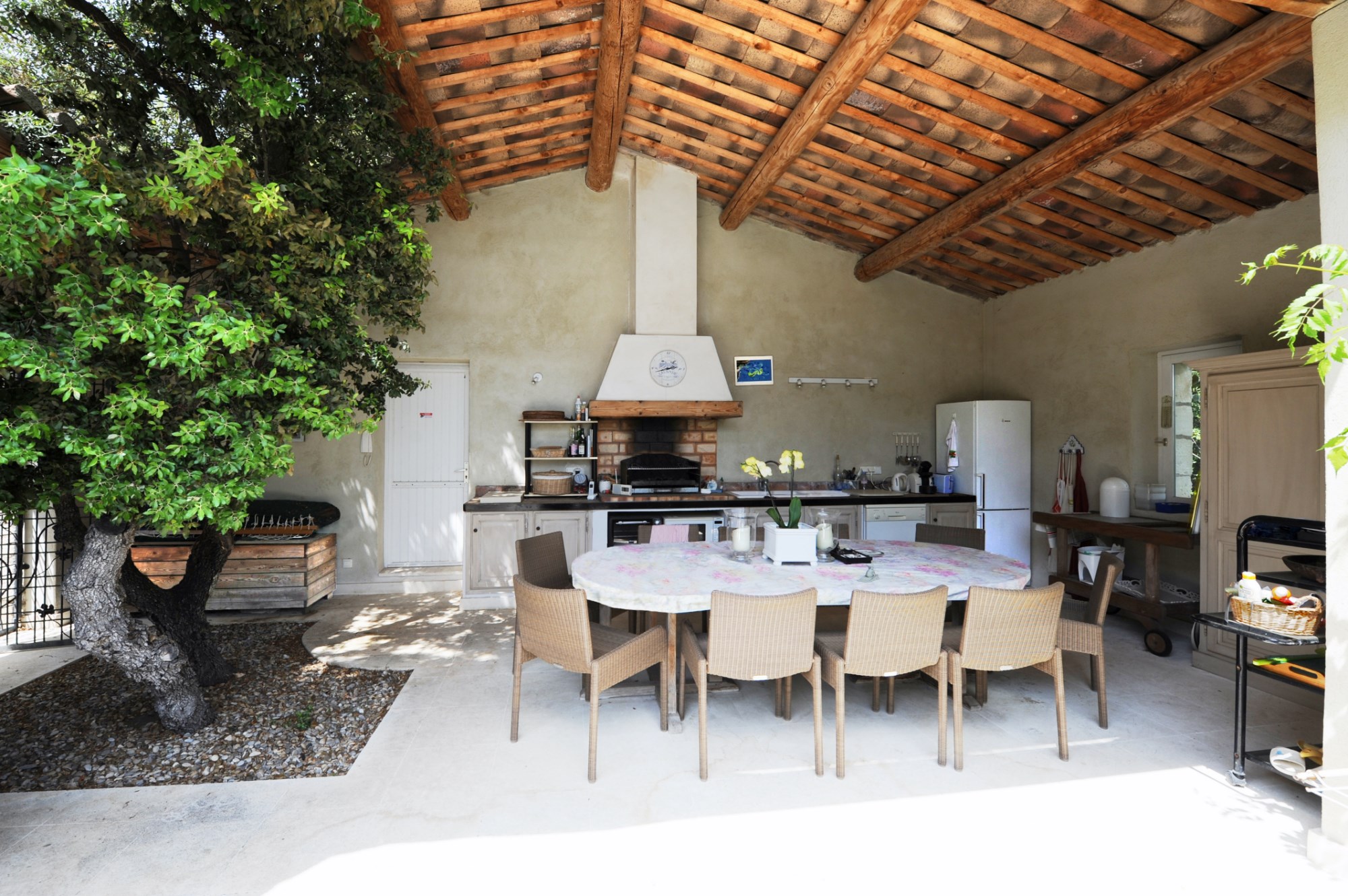 A vendre,  près de Gordes, propriété avec terrasse, piscine et pool house  
