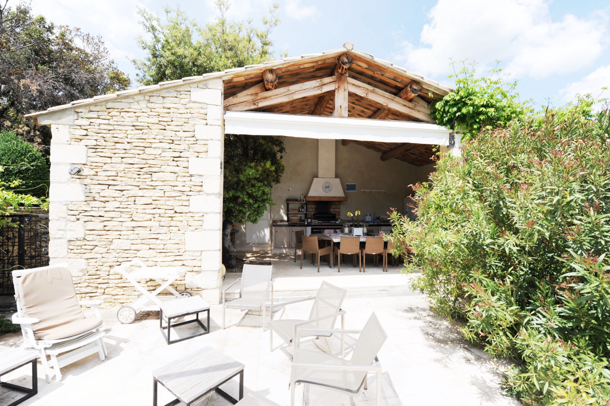 A vendre,  près de Gordes, propriété avec terrasse, piscine et pool house  