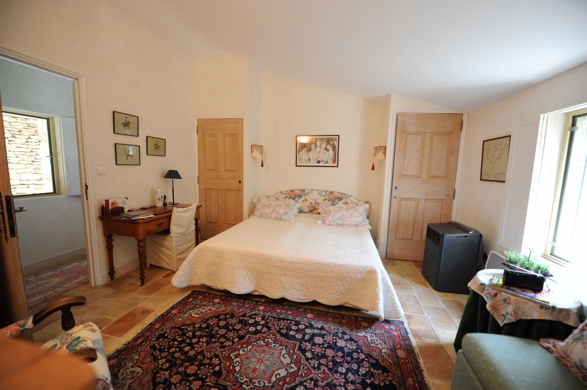 A vendre,  près de Gordes, propriété avec terrasse, piscine et pool house  