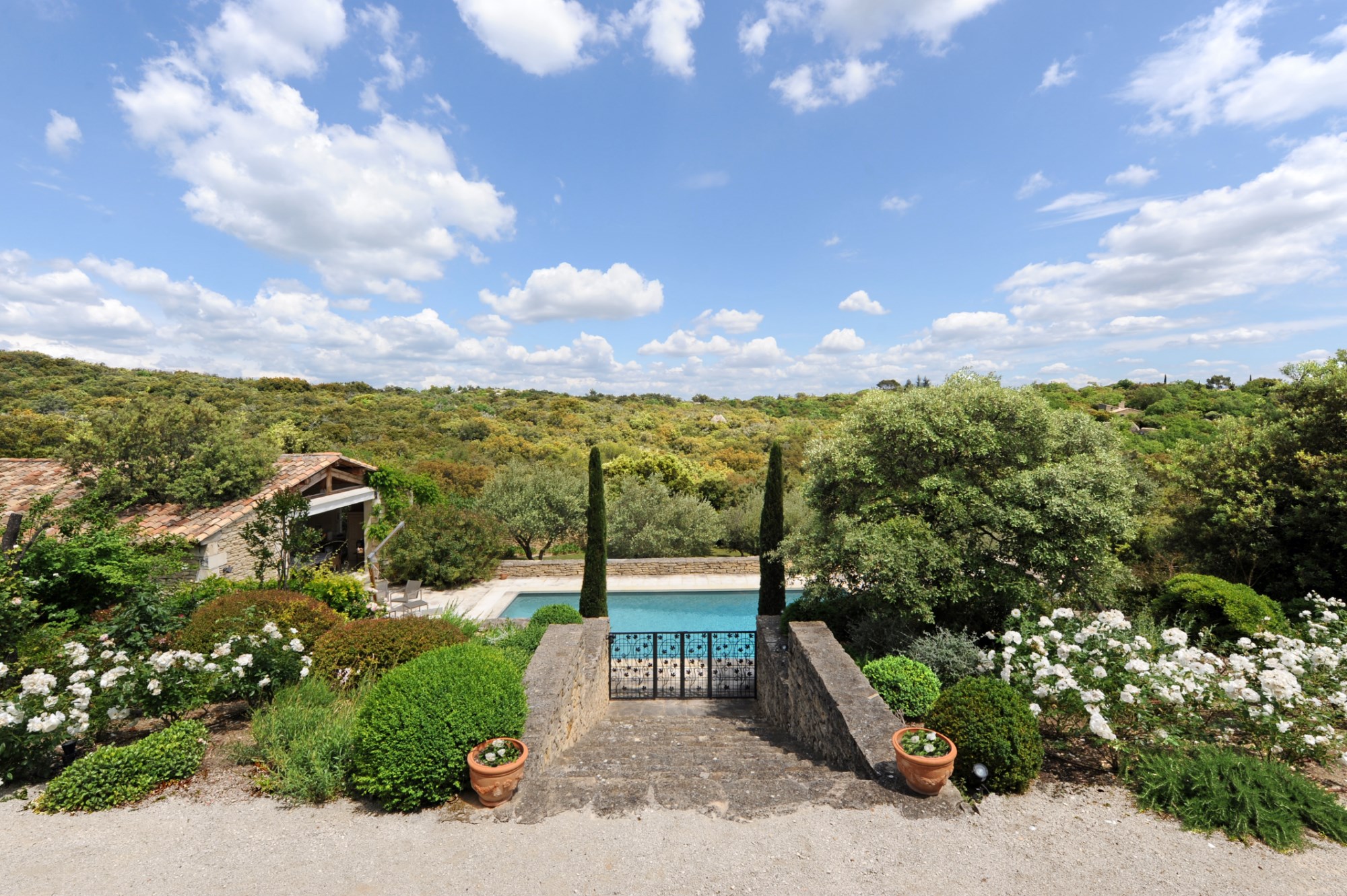 A vendre,  près de Gordes, propriété avec terrasse, piscine et pool house  