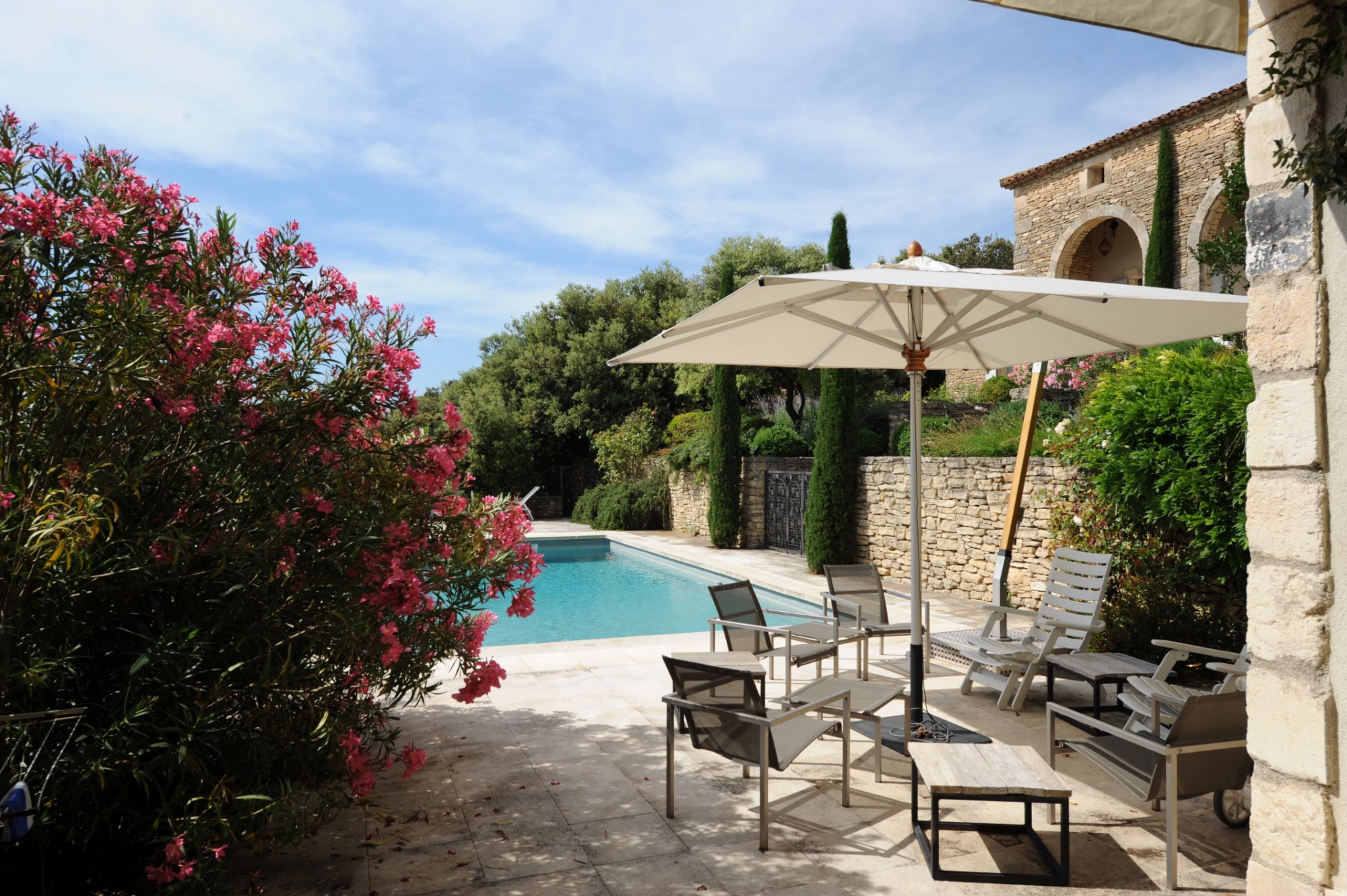 A vendre,  près de Gordes, propriété avec terrasse, piscine et pool house  