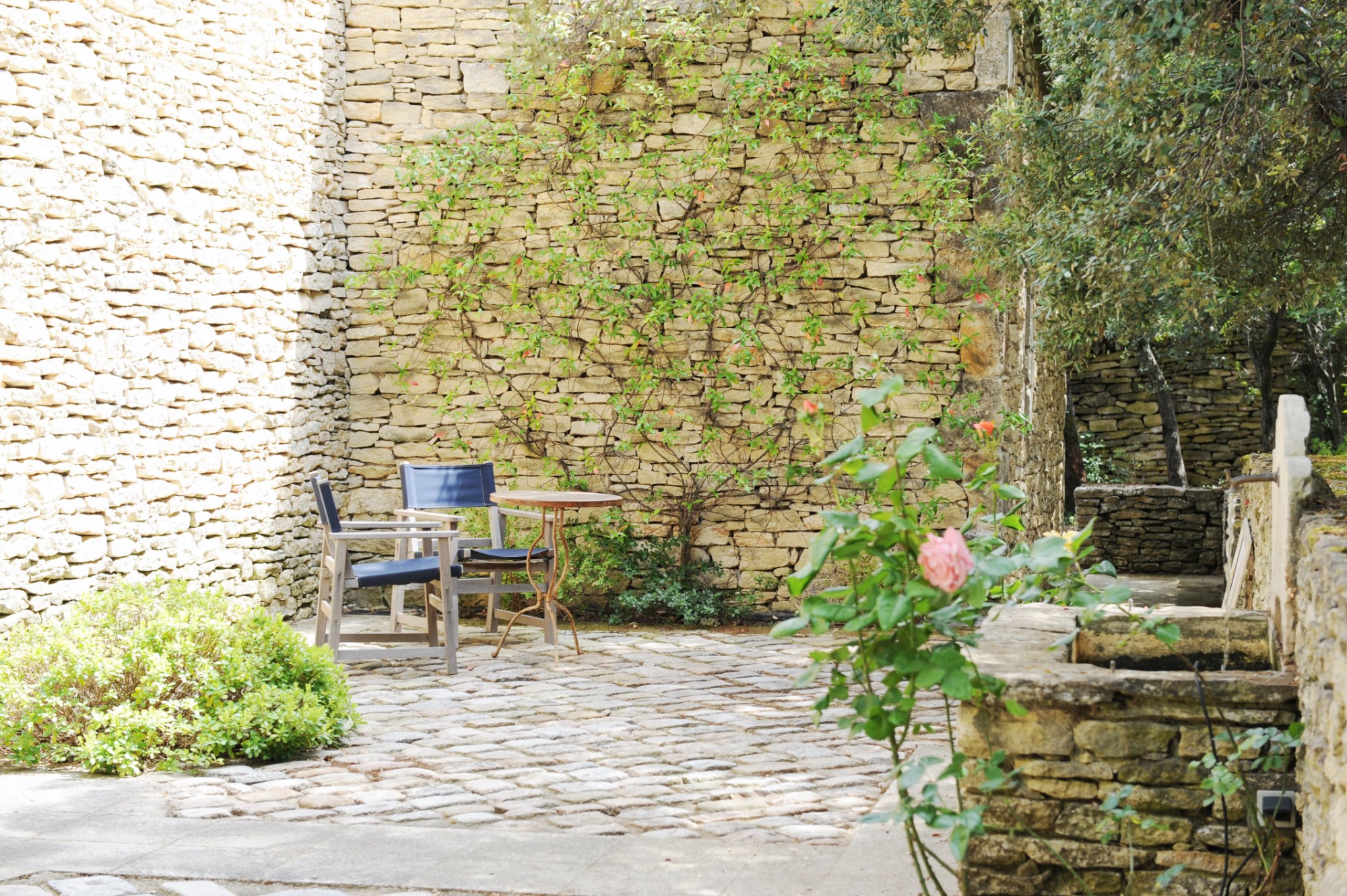 A vendre,  près de Gordes, propriété avec terrasse, piscine et pool house  