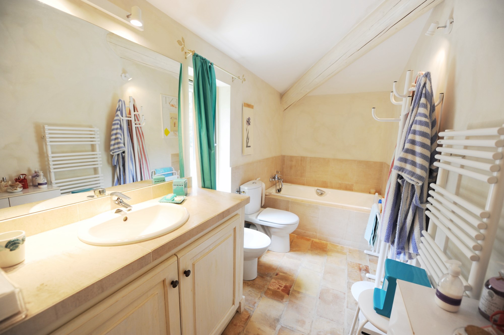 A vendre,  près de Gordes, propriété avec terrasse, piscine et pool house  