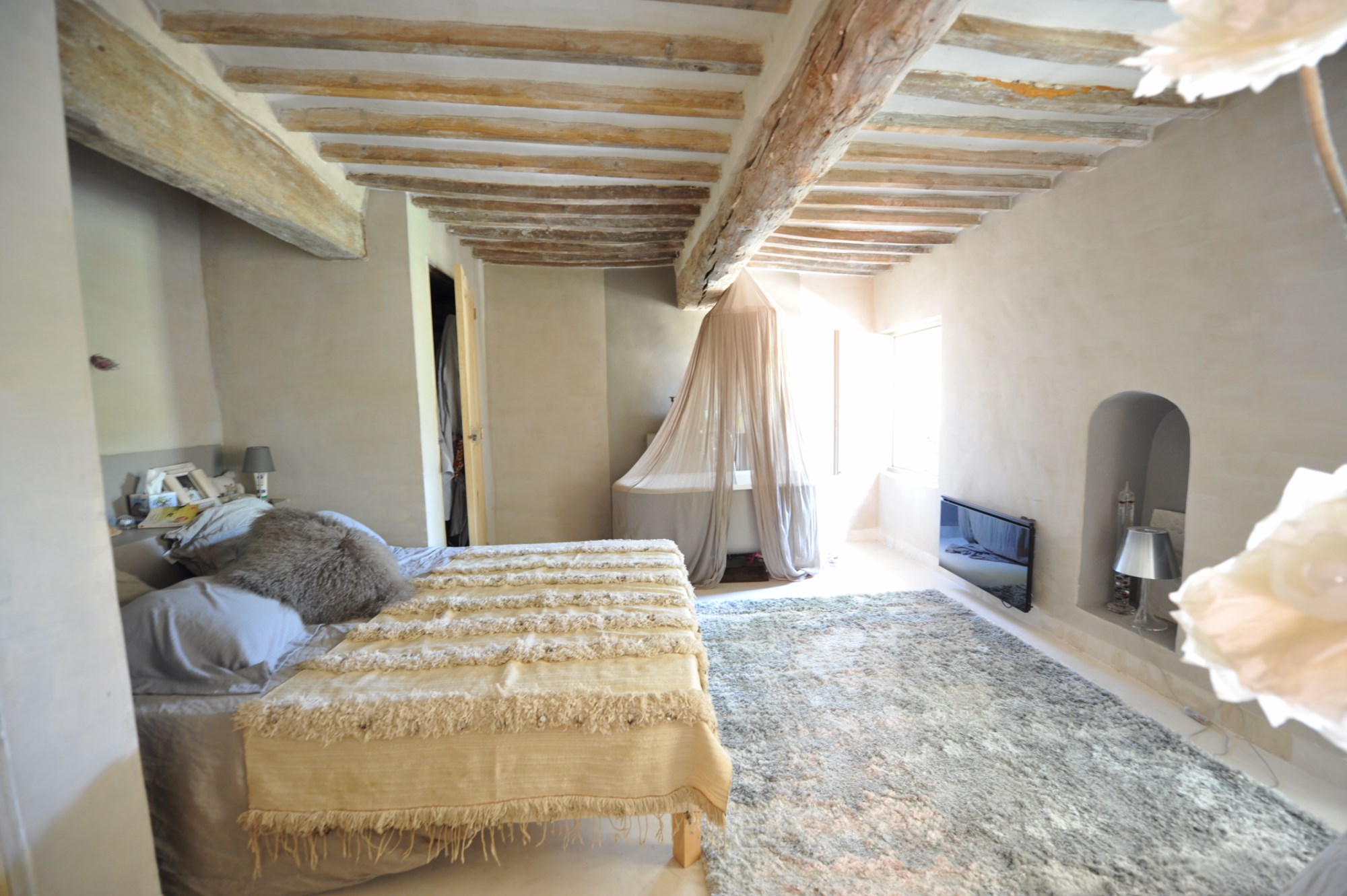 A vendre,  en Luberon, ancienne bergerie rénovée avec dépendances et piscine  