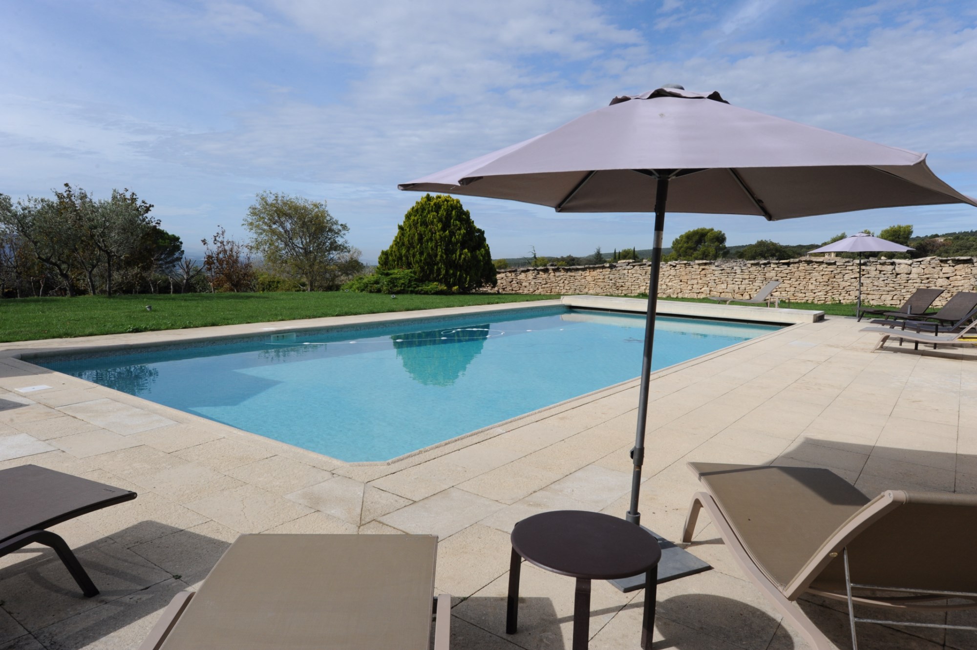 Belle propriété en pierres avec piscine et vue en Luberon