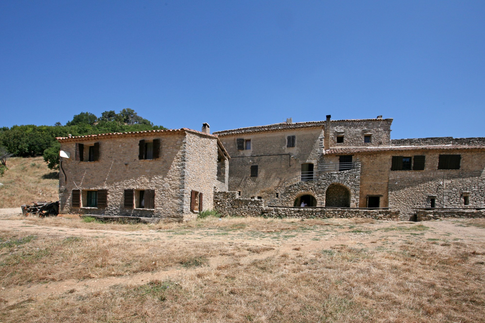 Ancienne magnanerie rénovée et à rafraîchir en Provence