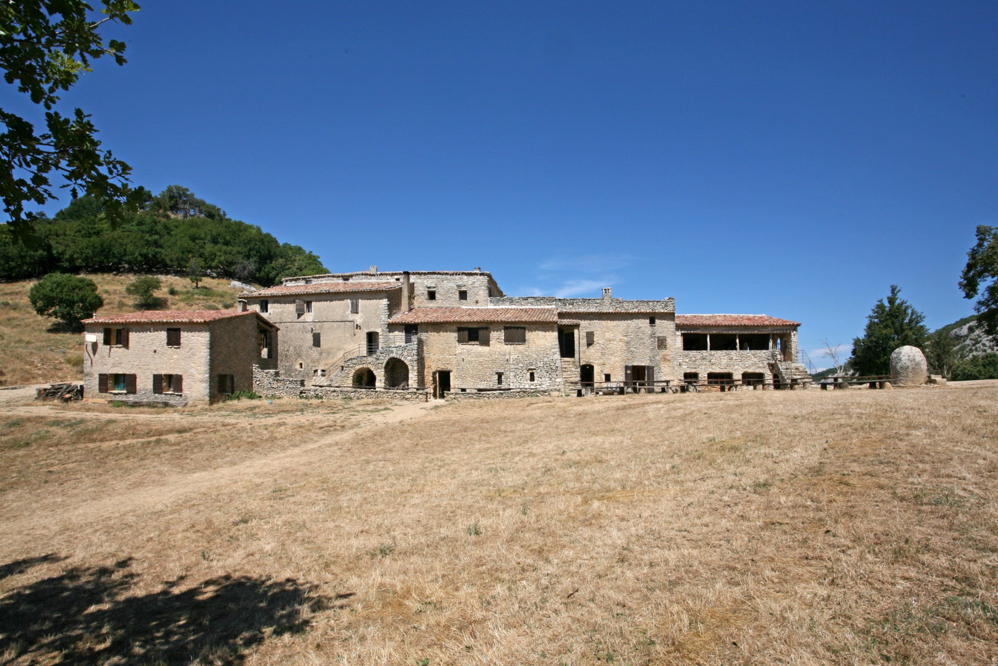 Ancienne magnanerie rénovée et à rafraîchir en Provence