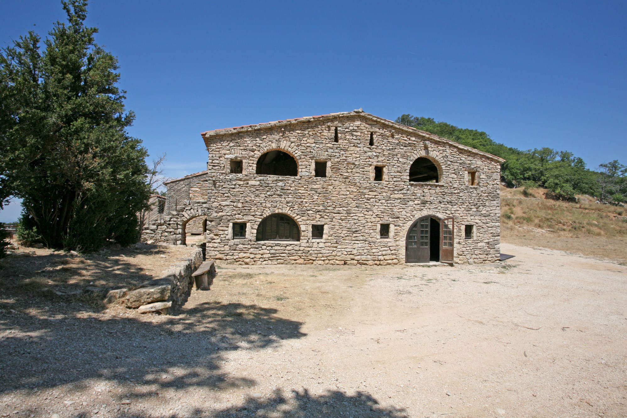 Ancienne magnanerie rénovée et à rafraîchir en Provence