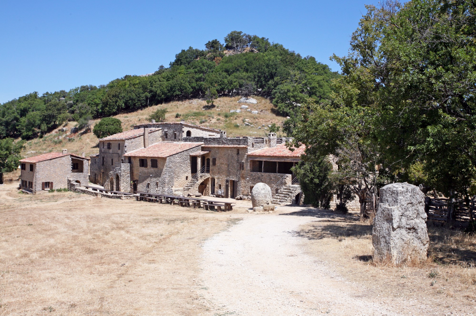 Ancienne magnanerie rénovée et à rafraîchir en Provence