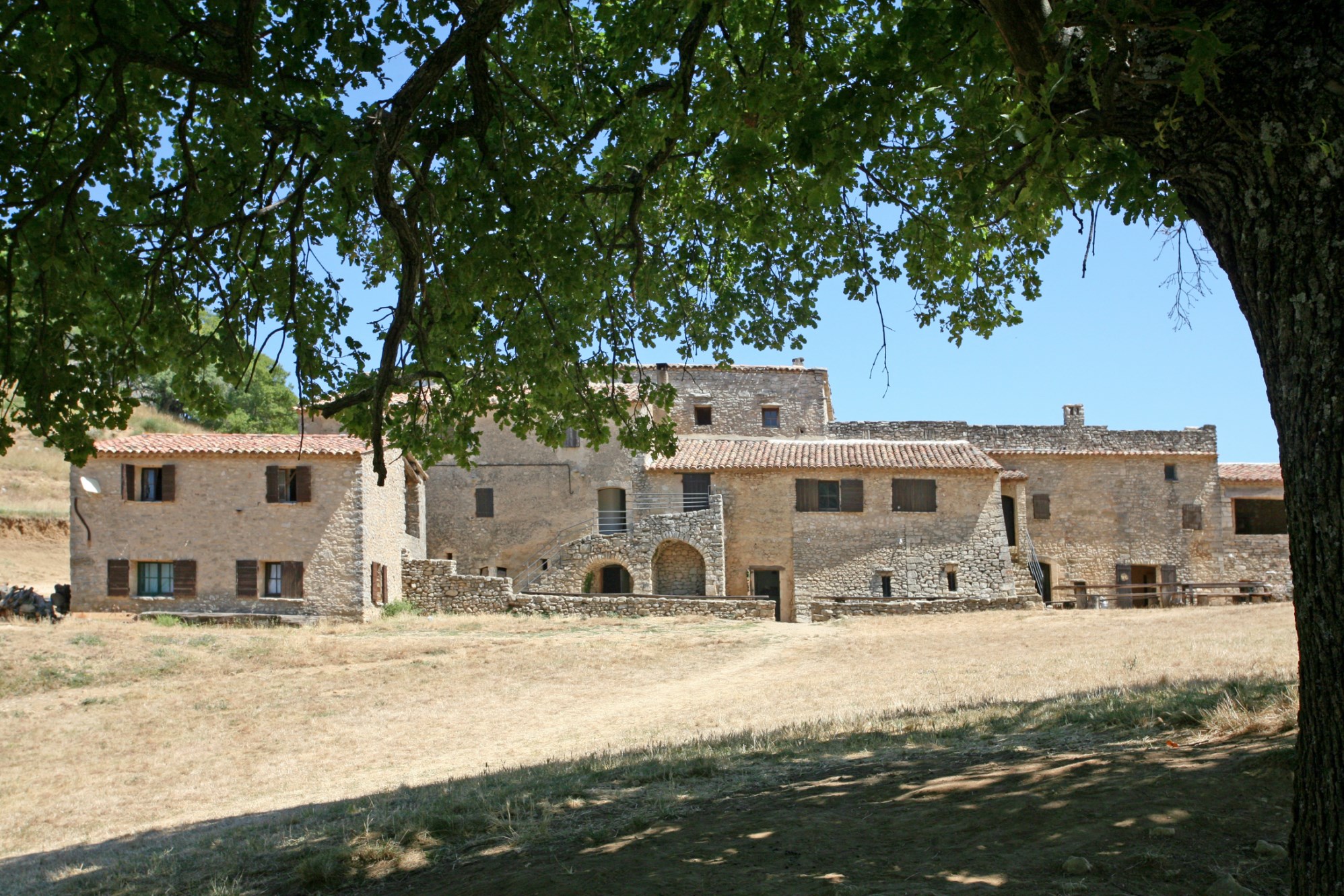 Ancienne magnanerie rénovée et à rafraîchir en Provence