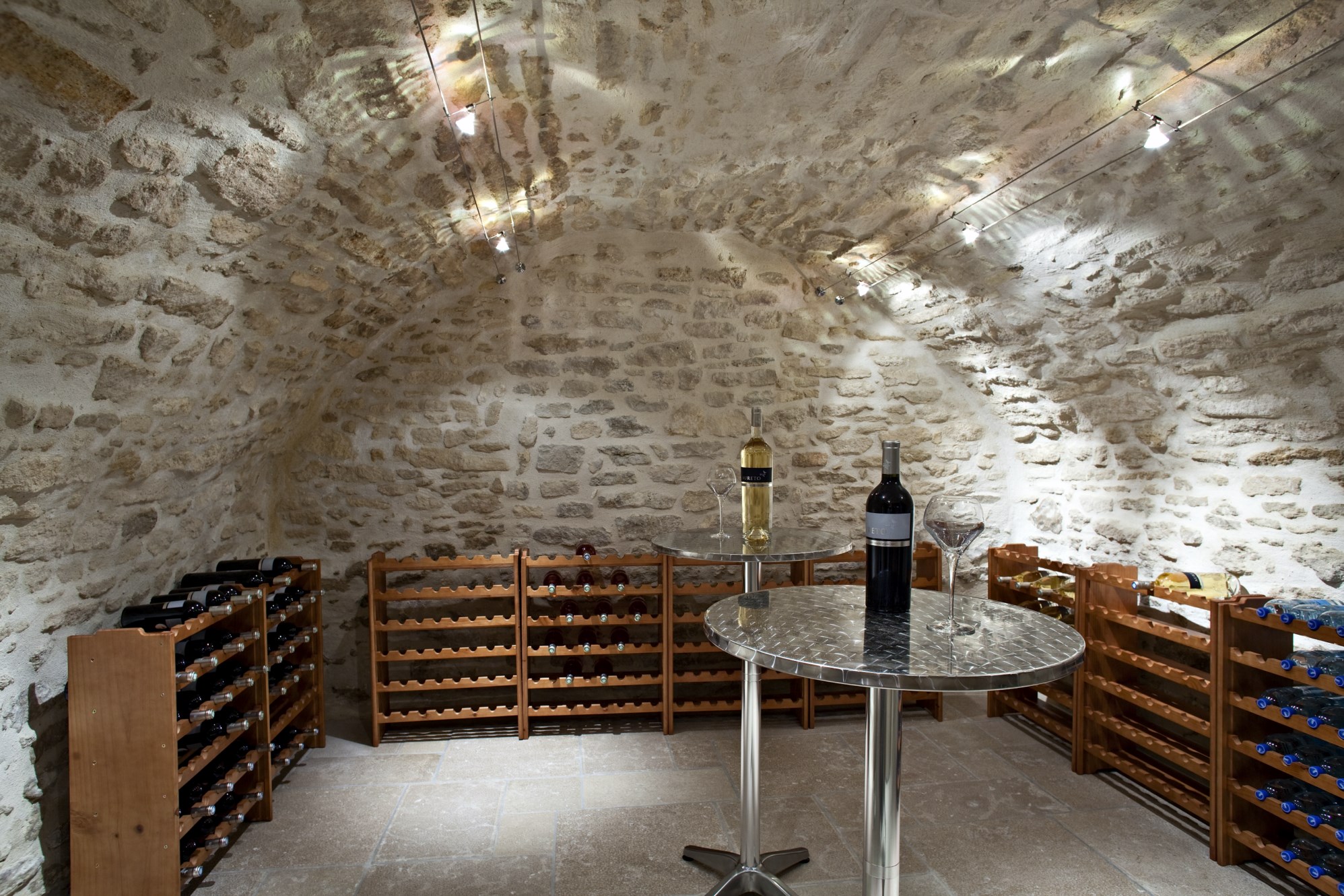 Luberon, à vendre, bastide provençale rénovée,  avec piscine et parc de 7,5 hectares 
