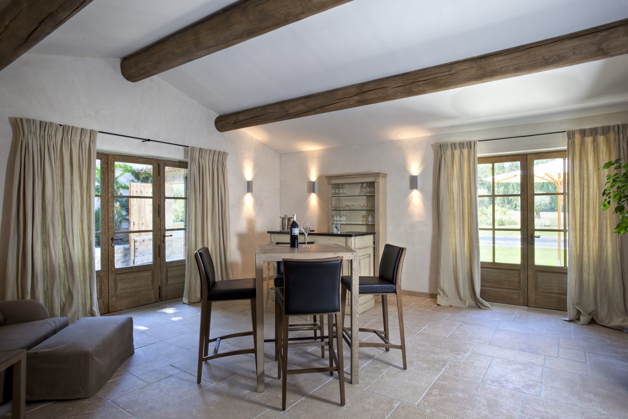Luberon, à vendre, bastide provençale rénovée,  avec piscine et parc de 7,5 hectares 