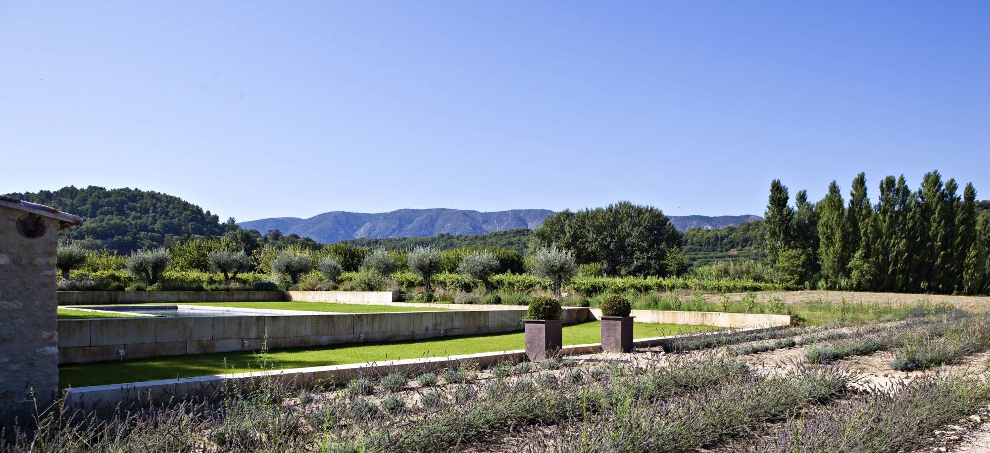 Luberon, à vendre, bastide provençale rénovée,  avec piscine et parc de 7,5 hectares 