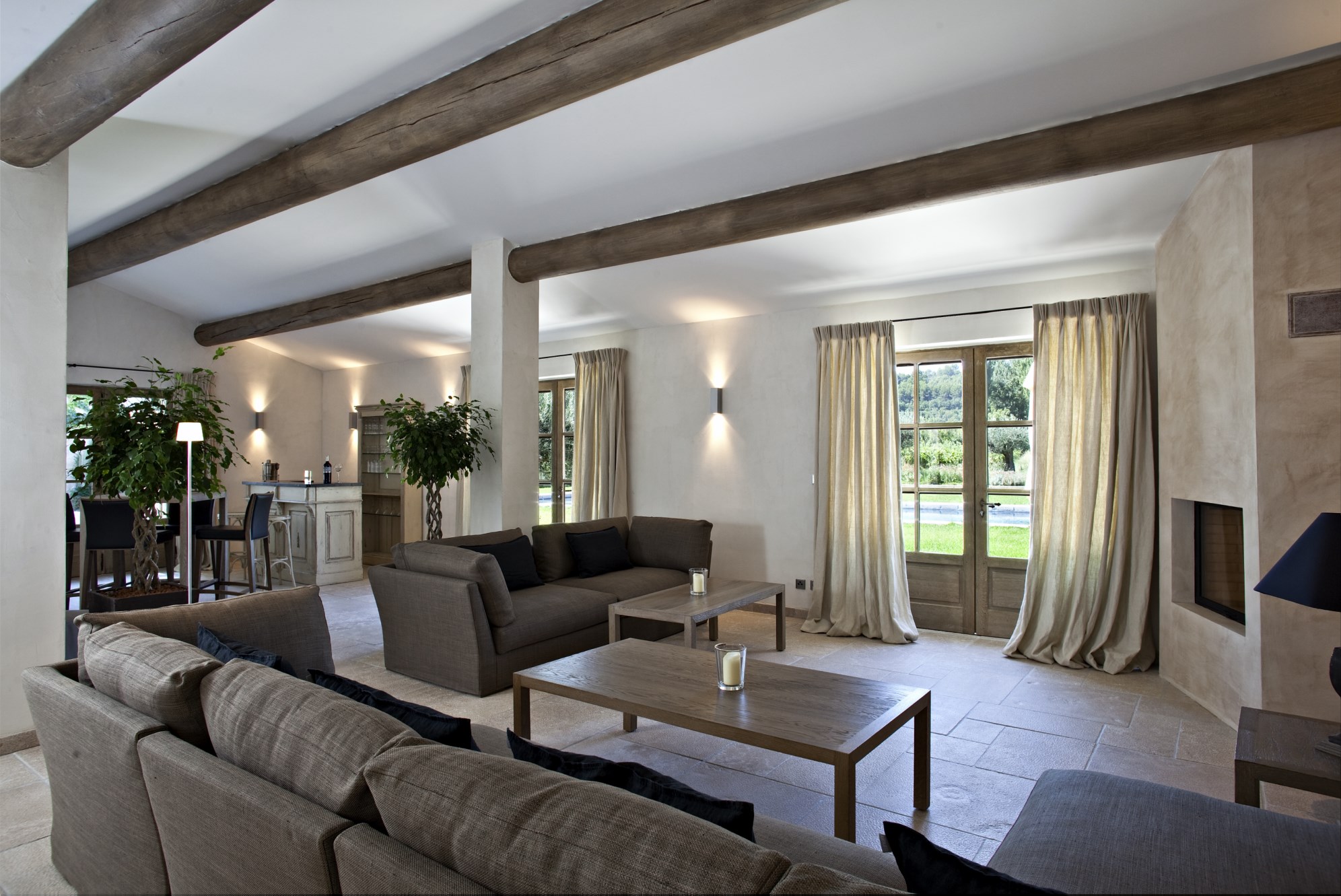 Luberon, à vendre, bastide provençale rénovée,  avec piscine et parc de 7,5 hectares 