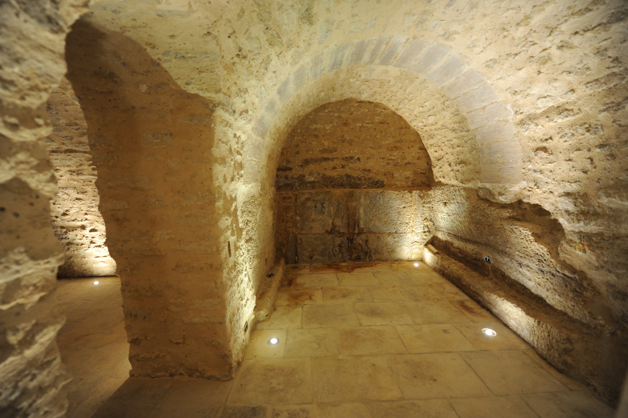 A Gordes, en vente,  au coeur du village, dominant la vallée, les villages, les hameaux et le Luberon,  exceptionnel Hôtel particulier Renaissance ayant préservé toute son authenticité. 