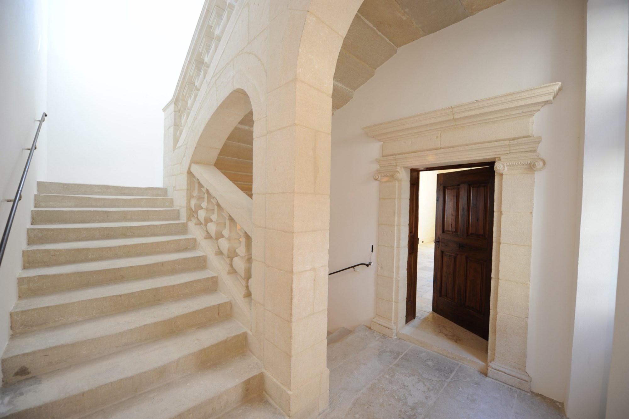 A Gordes, en vente,  au coeur du village, dominant la vallée, les villages, les hameaux et le Luberon,  exceptionnel Hôtel particulier Renaissance ayant préservé toute son authenticité. 