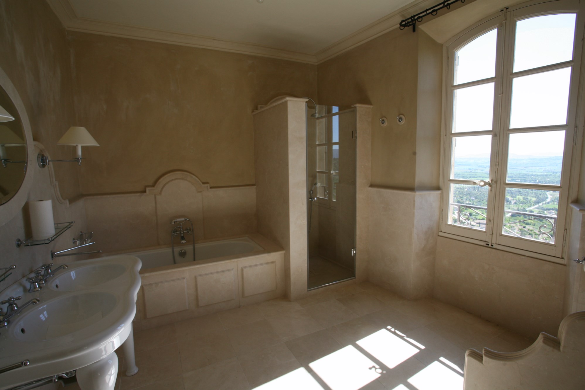 A Gordes, en vente,  au coeur du village, dominant la vallée, les villages, les hameaux et le Luberon,  exceptionnel Hôtel particulier Renaissance ayant préservé toute son authenticité. 