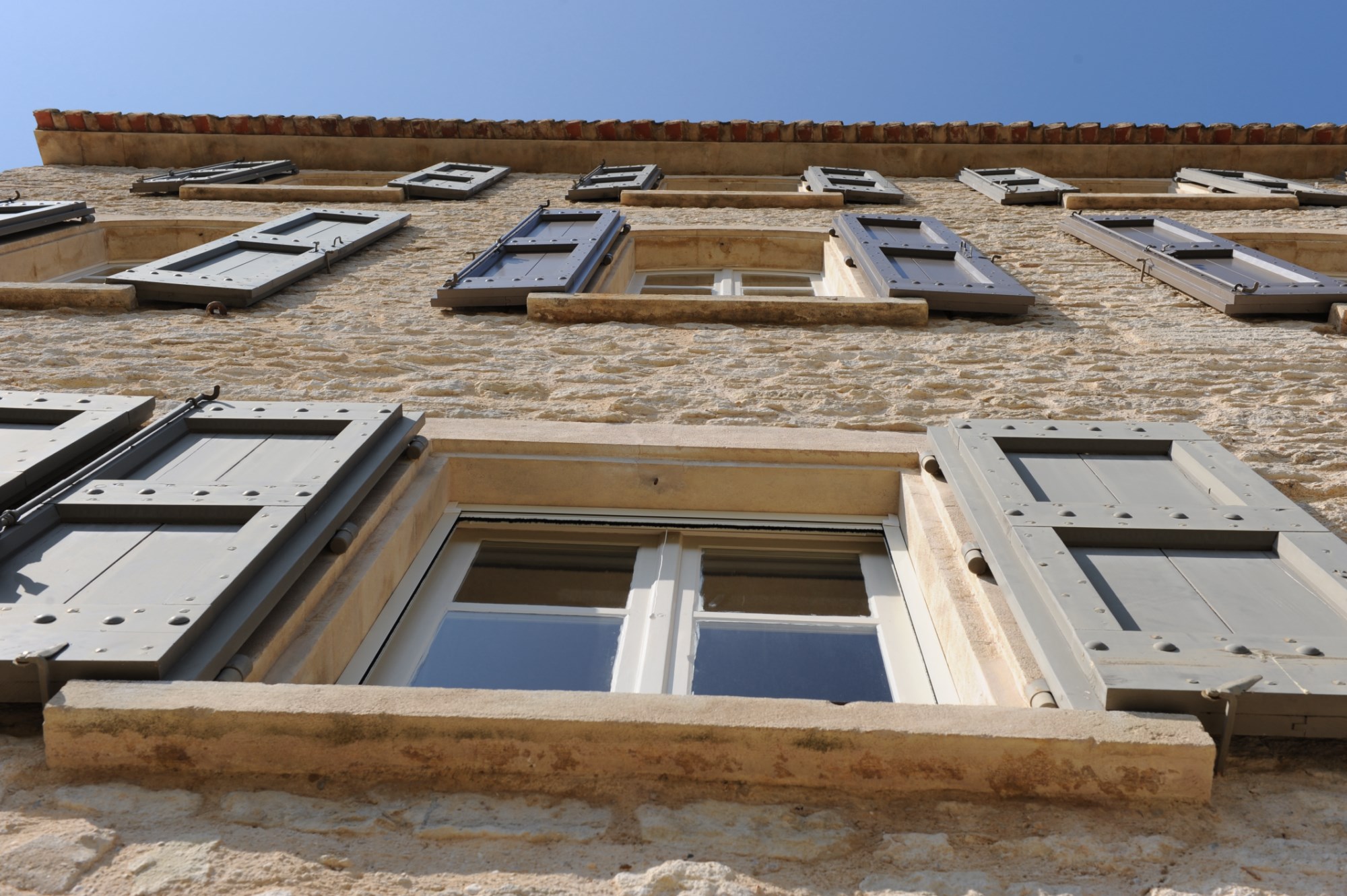 A Gordes, en vente,  au coeur du village, dominant la vallée, les villages, les hameaux et le Luberon,  exceptionnel Hôtel particulier Renaissance ayant préservé toute son authenticité. 