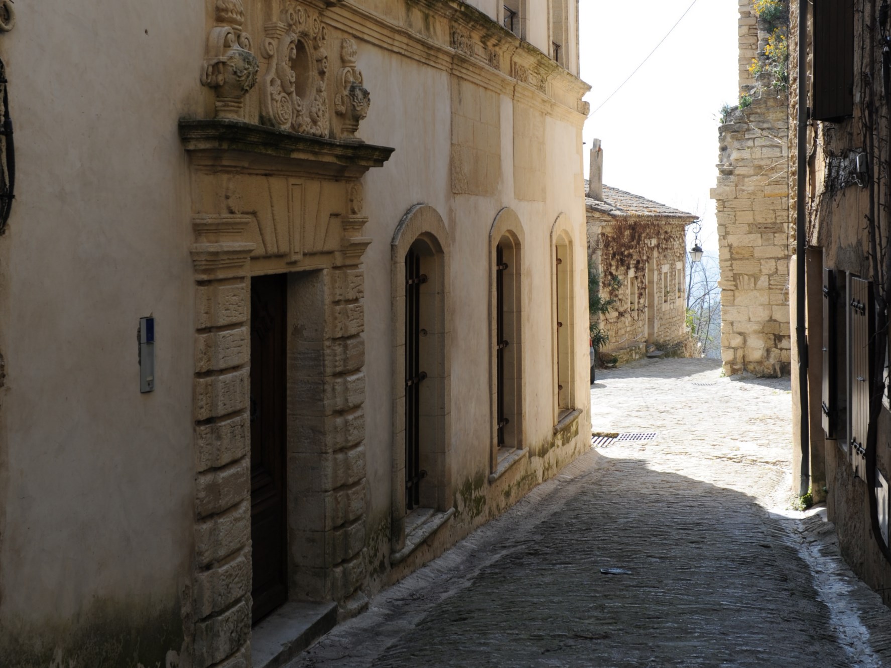 A Gordes, en vente,  au coeur du village, dominant la vallée, les villages, les hameaux et le Luberon,  exceptionnel Hôtel particulier Renaissance ayant préservé toute son authenticité. 