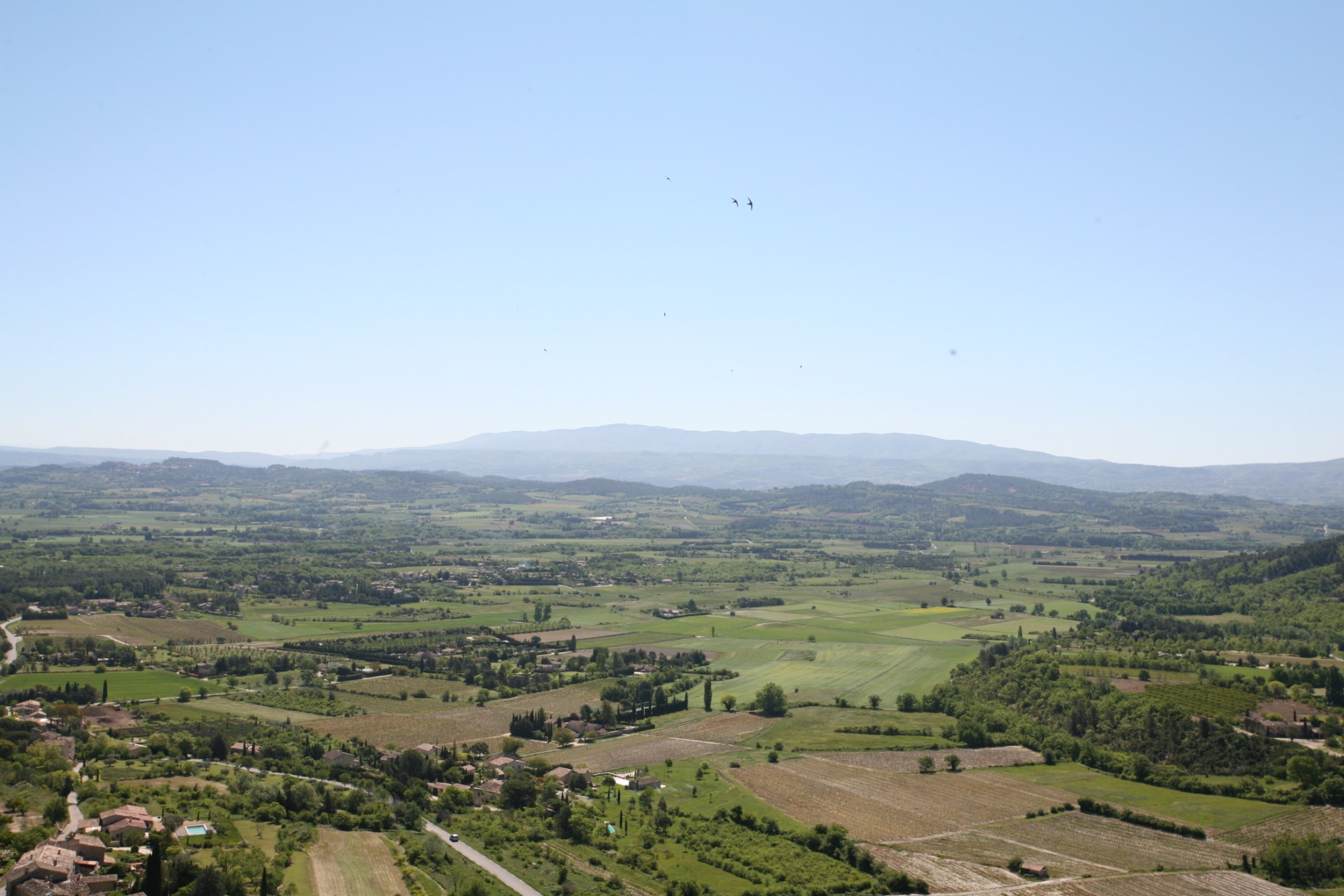 A Gordes, en vente,  au coeur du village, dominant la vallée, les villages, les hameaux et le Luberon,  exceptionnel Hôtel particulier Renaissance ayant préservé toute son authenticité. 
