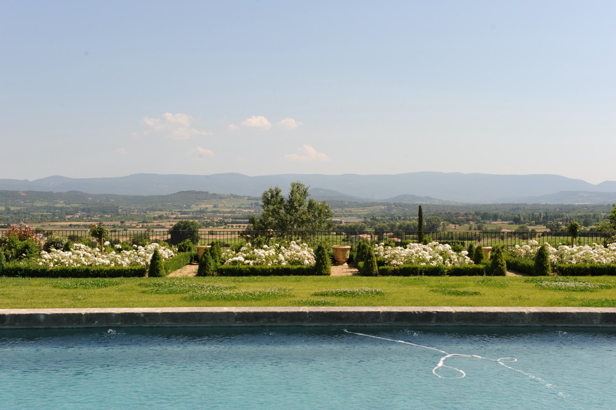 A vendre, face au Luberon,  élégante propriété de famille, sur 3 hectares  