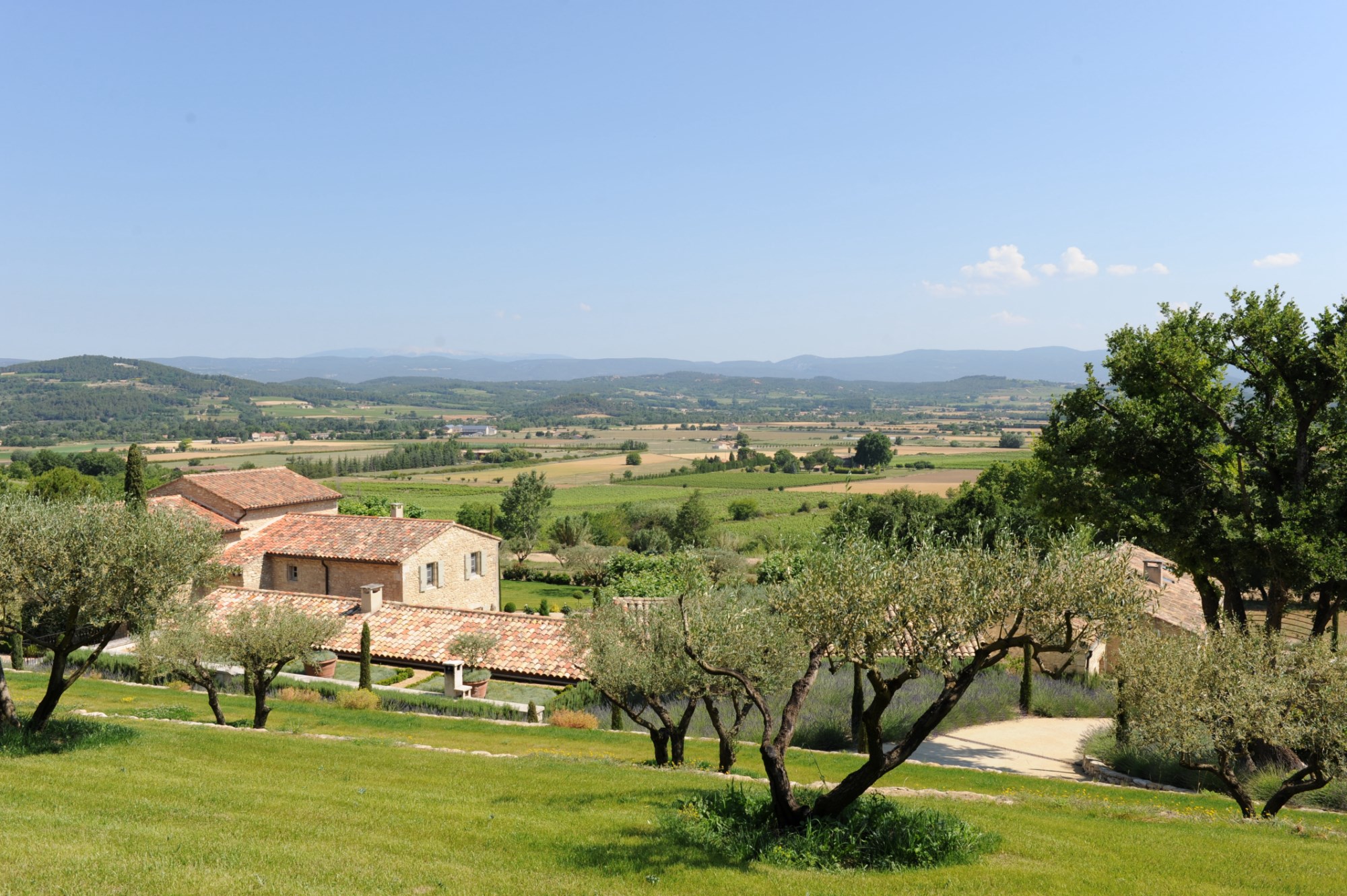 A vendre, face au Luberon,  élégante propriété de famille, sur 3 hectares  