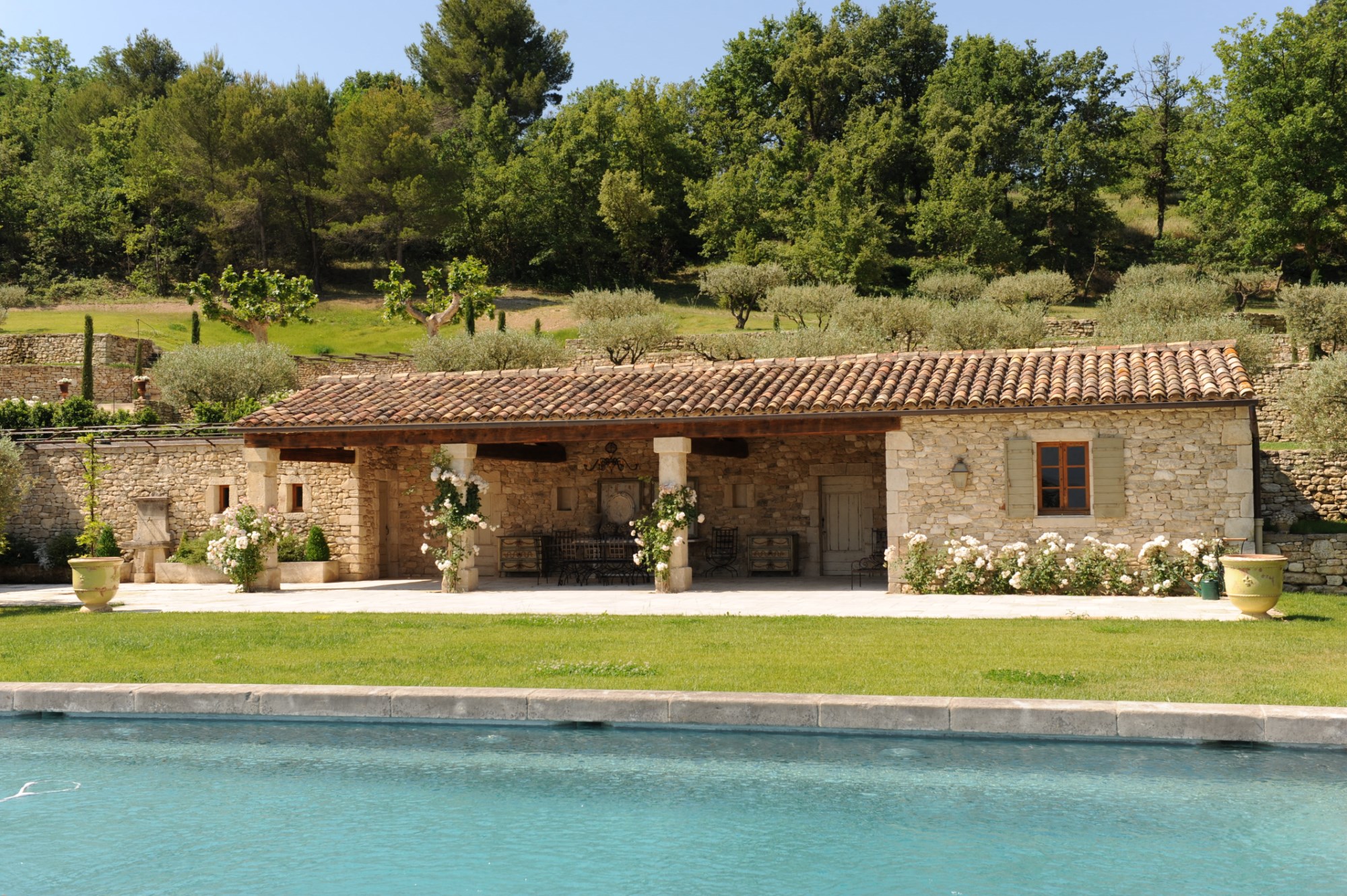 A vendre, face au Luberon,  élégante propriété de famille, sur 3 hectares  