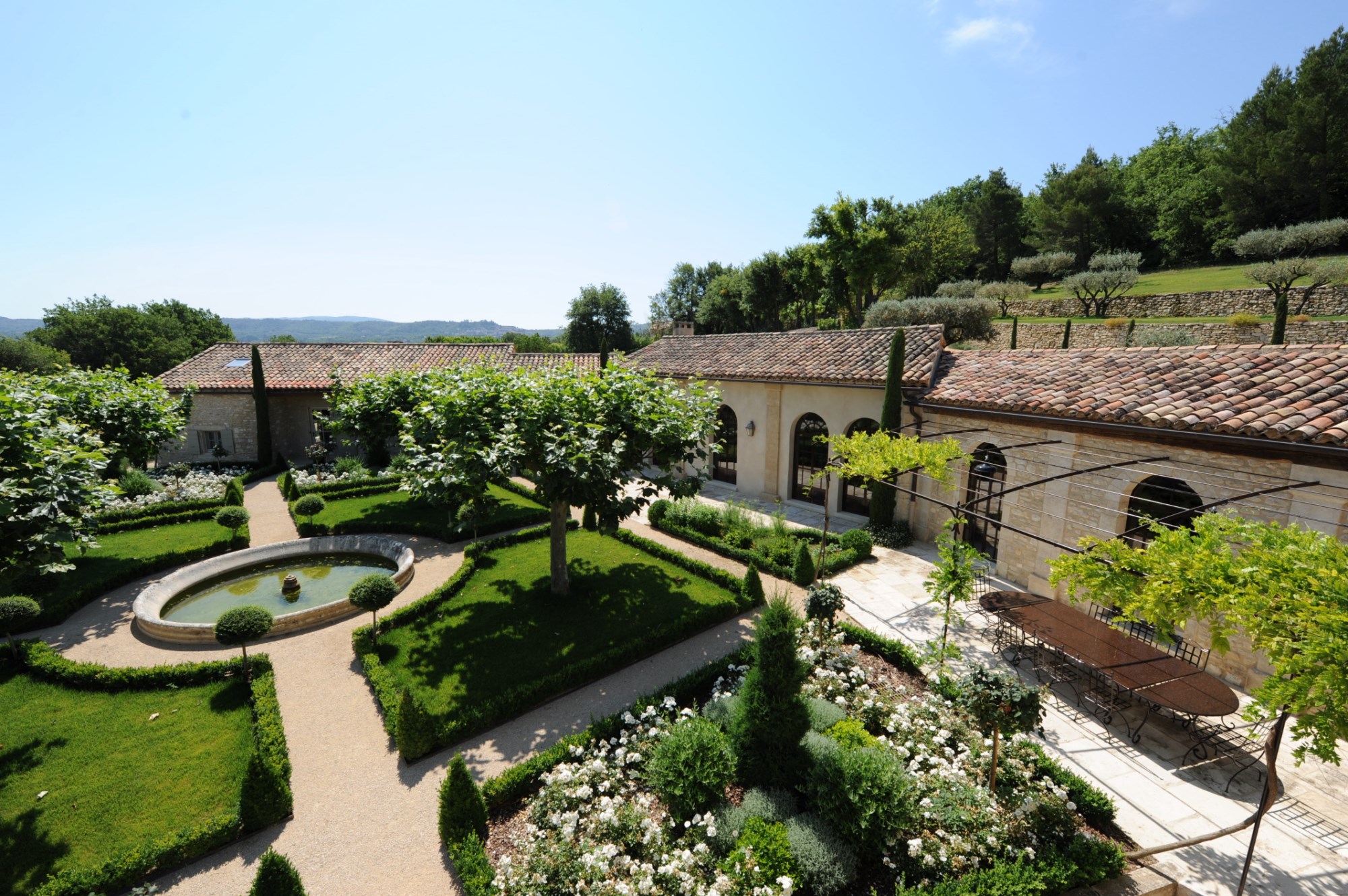 A vendre, face au Luberon,  élégante propriété de famille, sur 3 hectares  