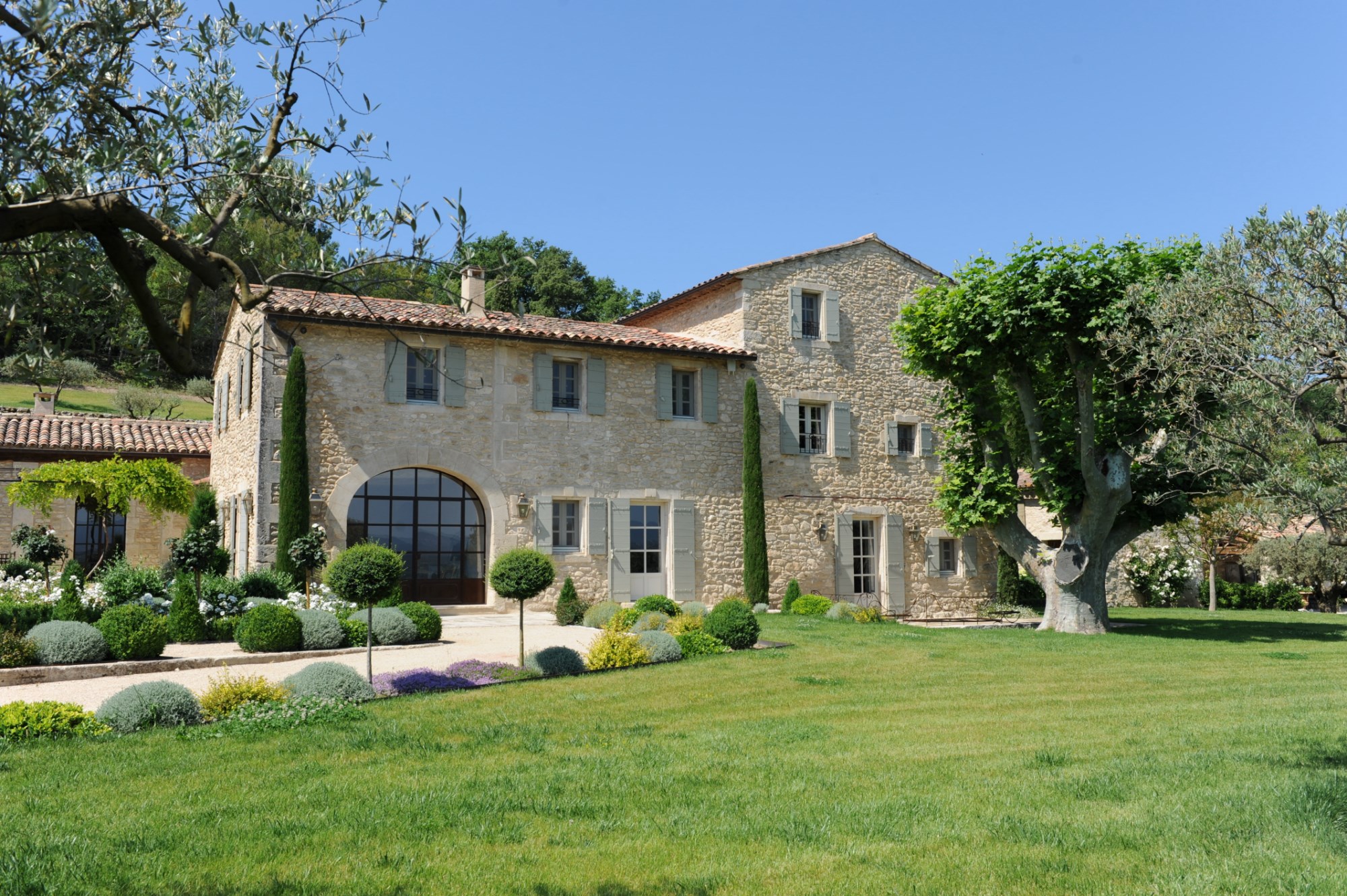 A vendre, face au Luberon,  élégante propriété de famille, sur 3 hectares  