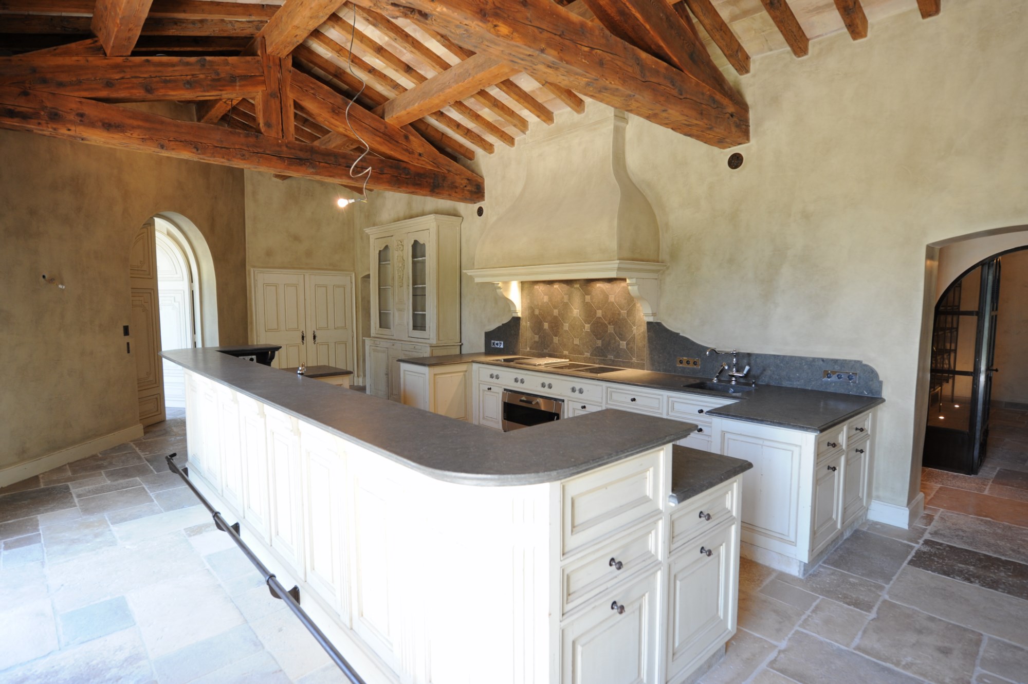 A vendre, face au Luberon,  élégante propriété de famille, sur 3 hectares  