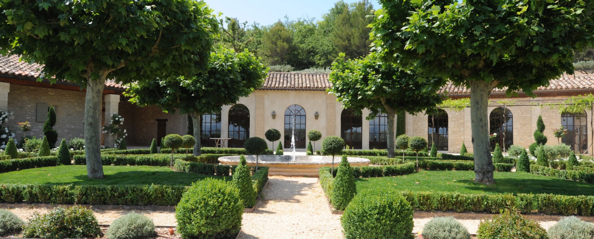 A vendre, face au Luberon,  élégante propriété de famille, sur 3 hectares  
