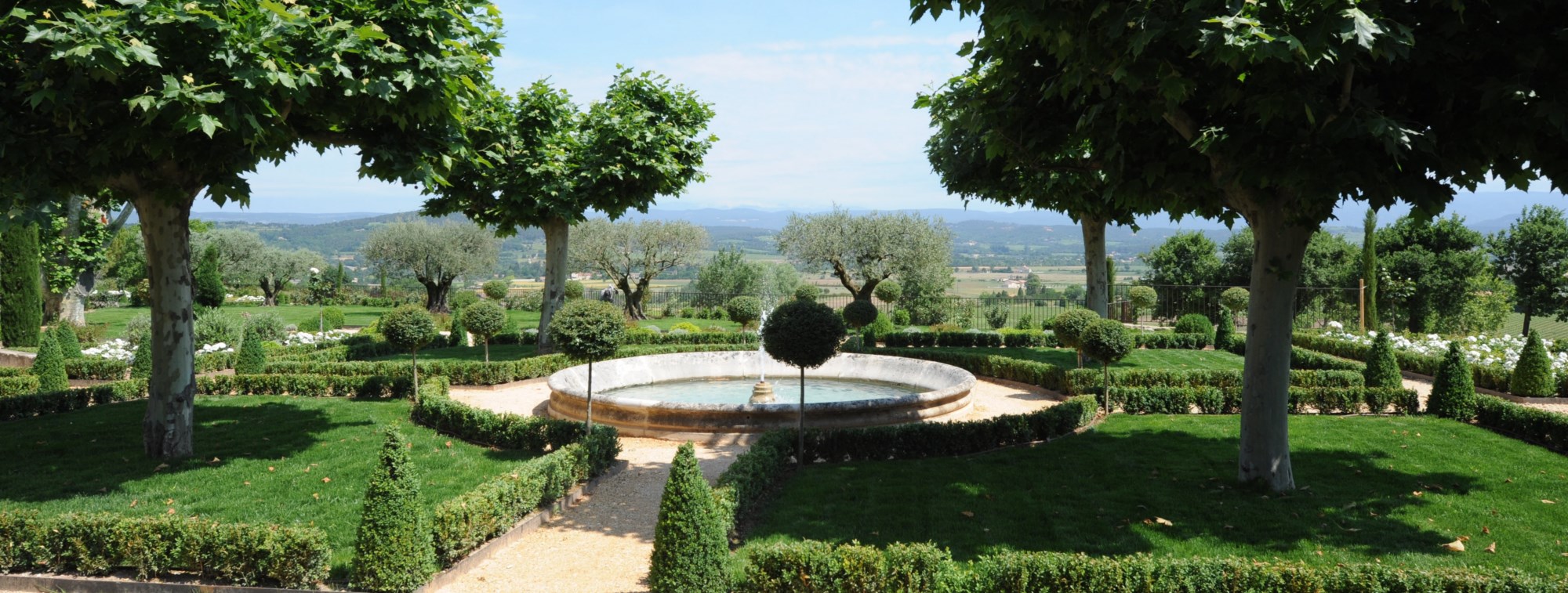 A vendre, face au Luberon,  élégante propriété de famille, sur 3 hectares  