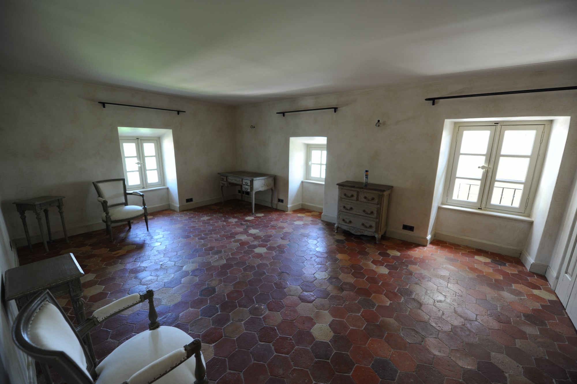 A vendre, face au Luberon,  élégante propriété de famille, sur 3 hectares  