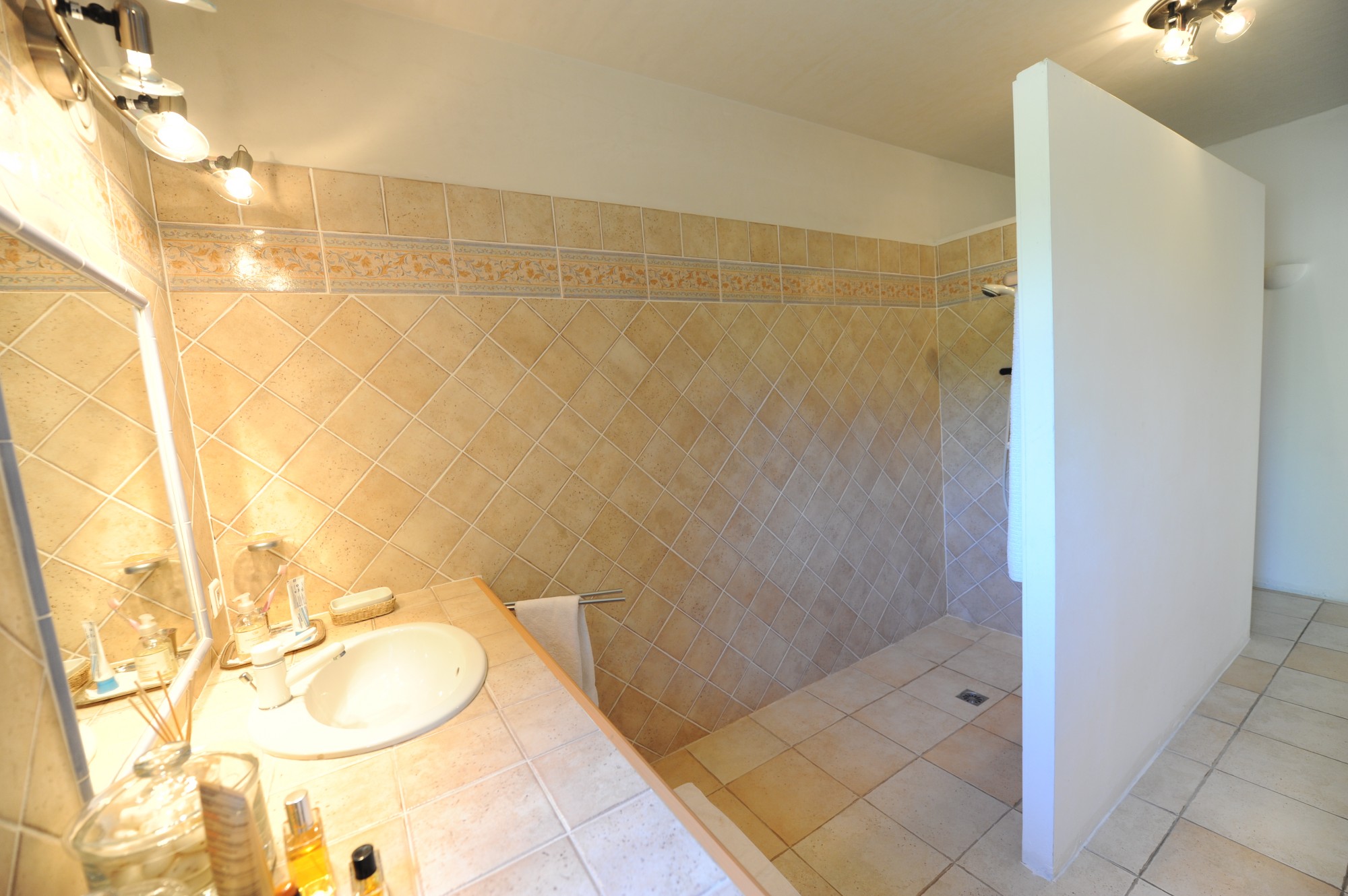 A vendre,  en Luberon,  villa de plain pied très confortable,  avec piscine