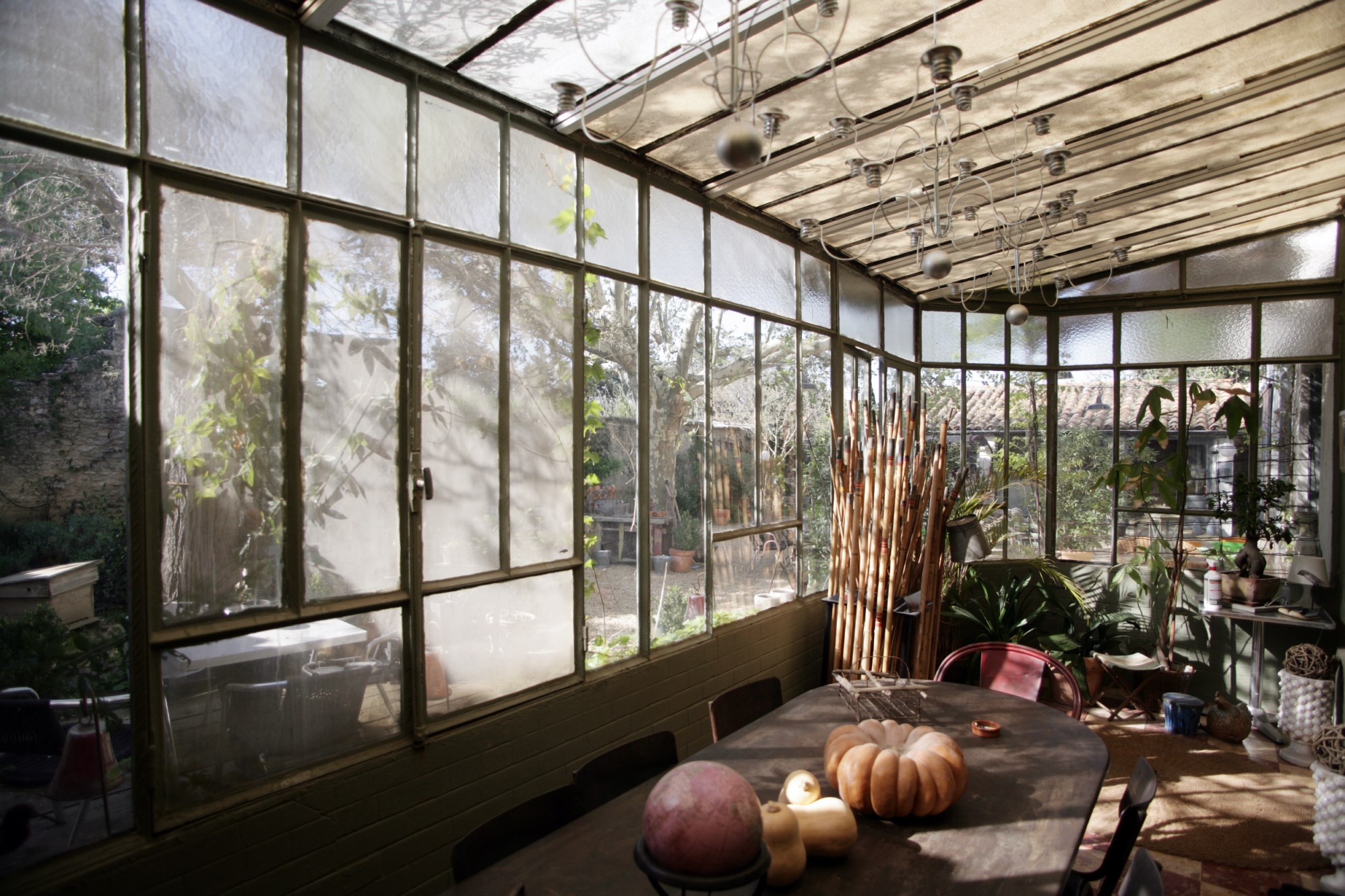 A GORDES, mas du 19ème restauré proposant de belles surfaces   